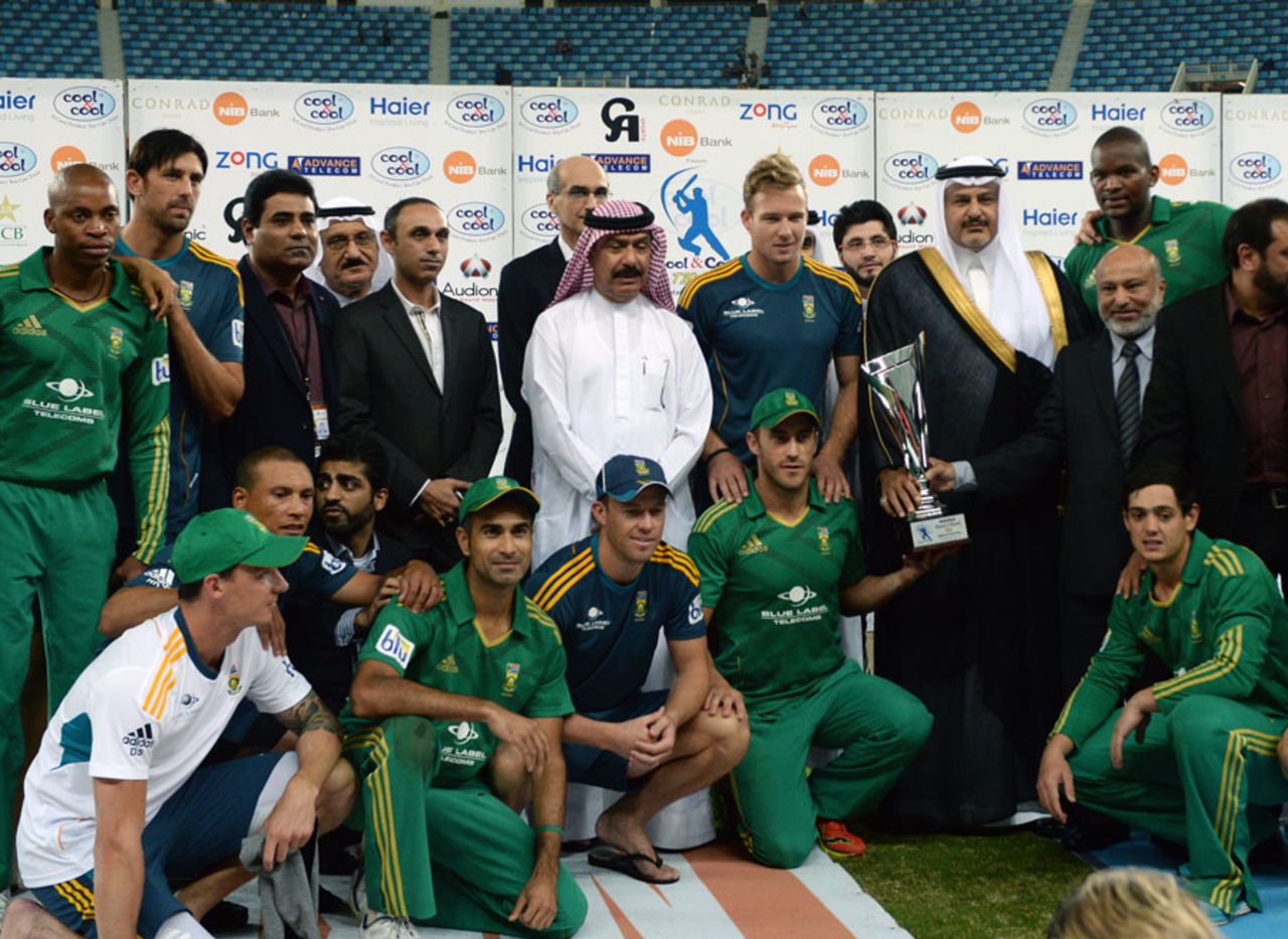 A victorious South Africa with the T20 trophy, Pakistan v South Africa, 2nd T20I, Dubai, November 15, 2013