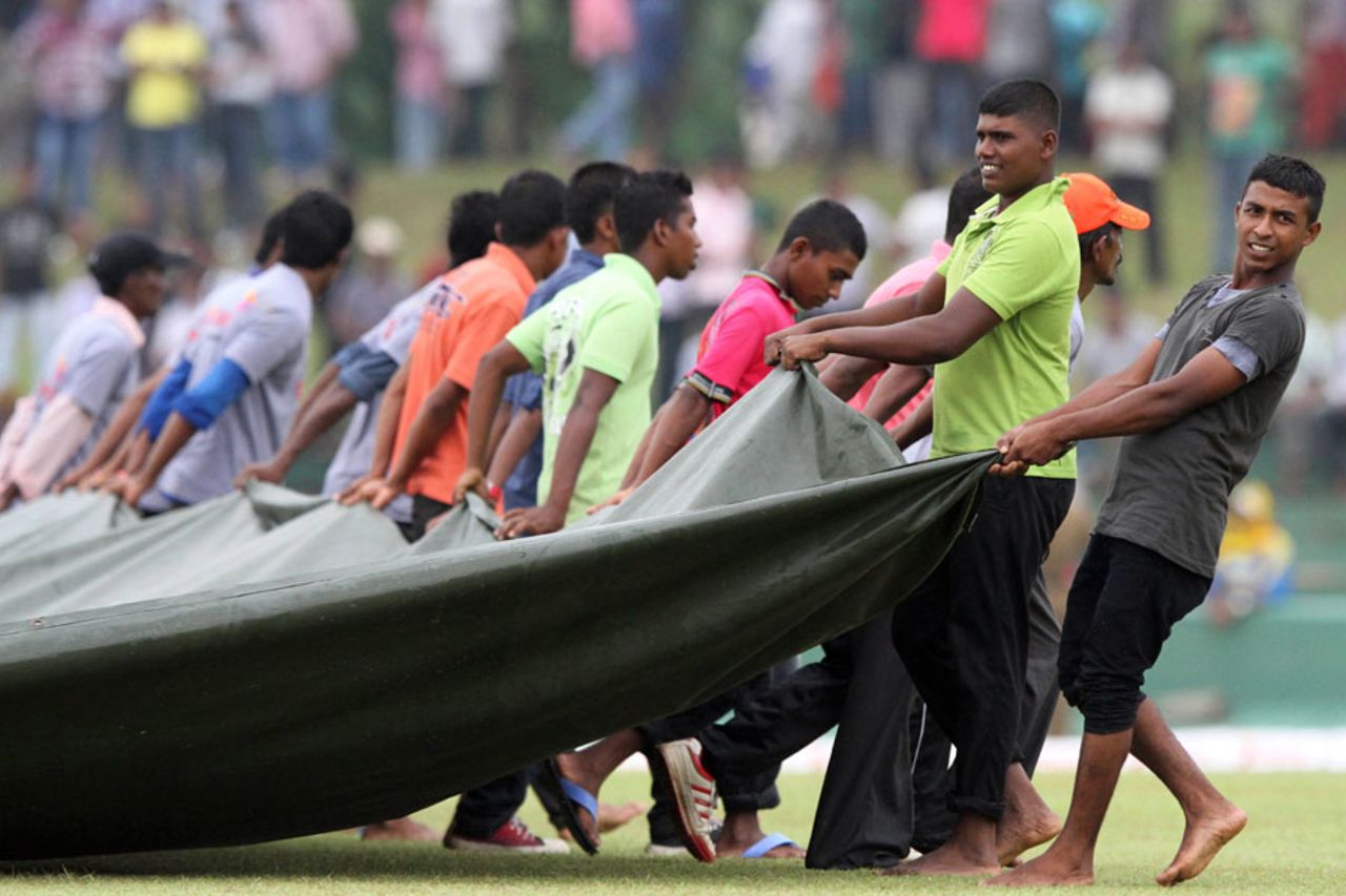 The groundstaff pull the covers onto the pitch, Sri Lanka v New Zealand, 3rd ODI, Dambulla, November 16, 2013