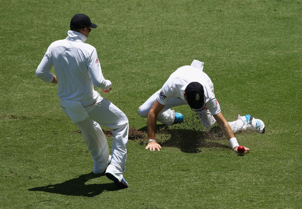 James Anderson took a lump from the outfield, Australia v England, 1st Test, Brisbane, 1st day, November 21, 2013
