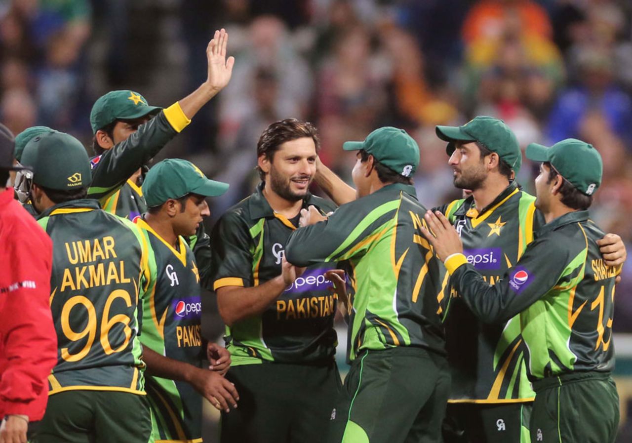 Shahid Afridi celebrates a wicket with his team-mates, South Africa v Pakistan, 2nd T20I, Cape Town, November 22, 2013 