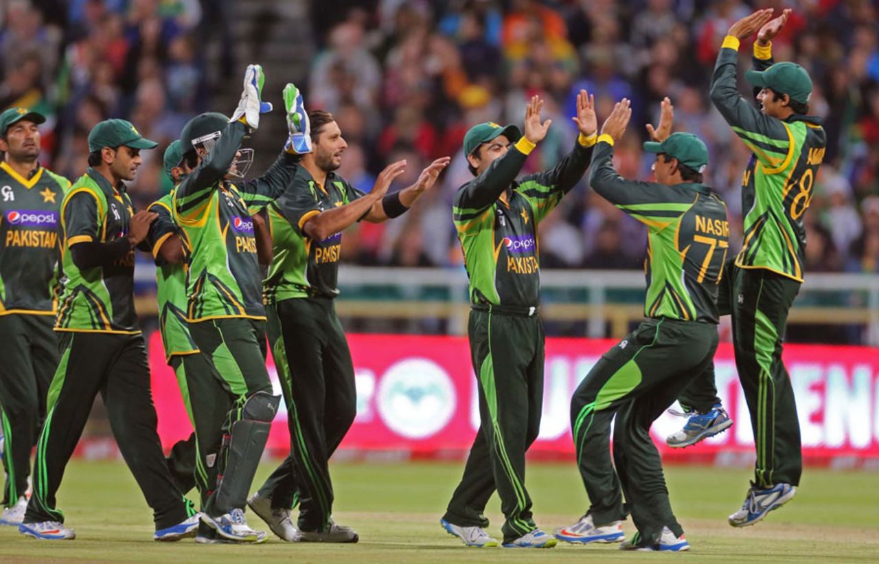 The Pakistan team celebrate the fall of a wicket, South Africa v Pakistan, 2nd T20I, Cape Town, November 22, 2013 