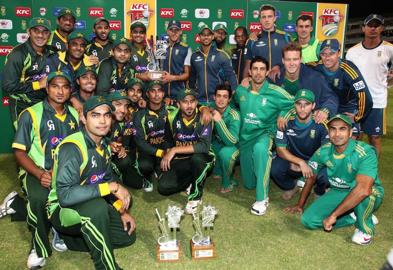 Pakistan and South African players with the trophy, South Africa v Pakistan, 2nd T20I, Cape Town, November 22, 2013 
