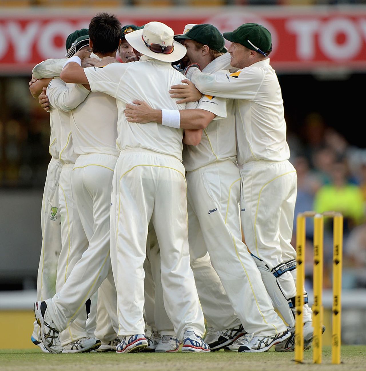 Australia get into their victory huddle, Australia v England, 1st Test, Brisbane, 4th day, November 24, 2013