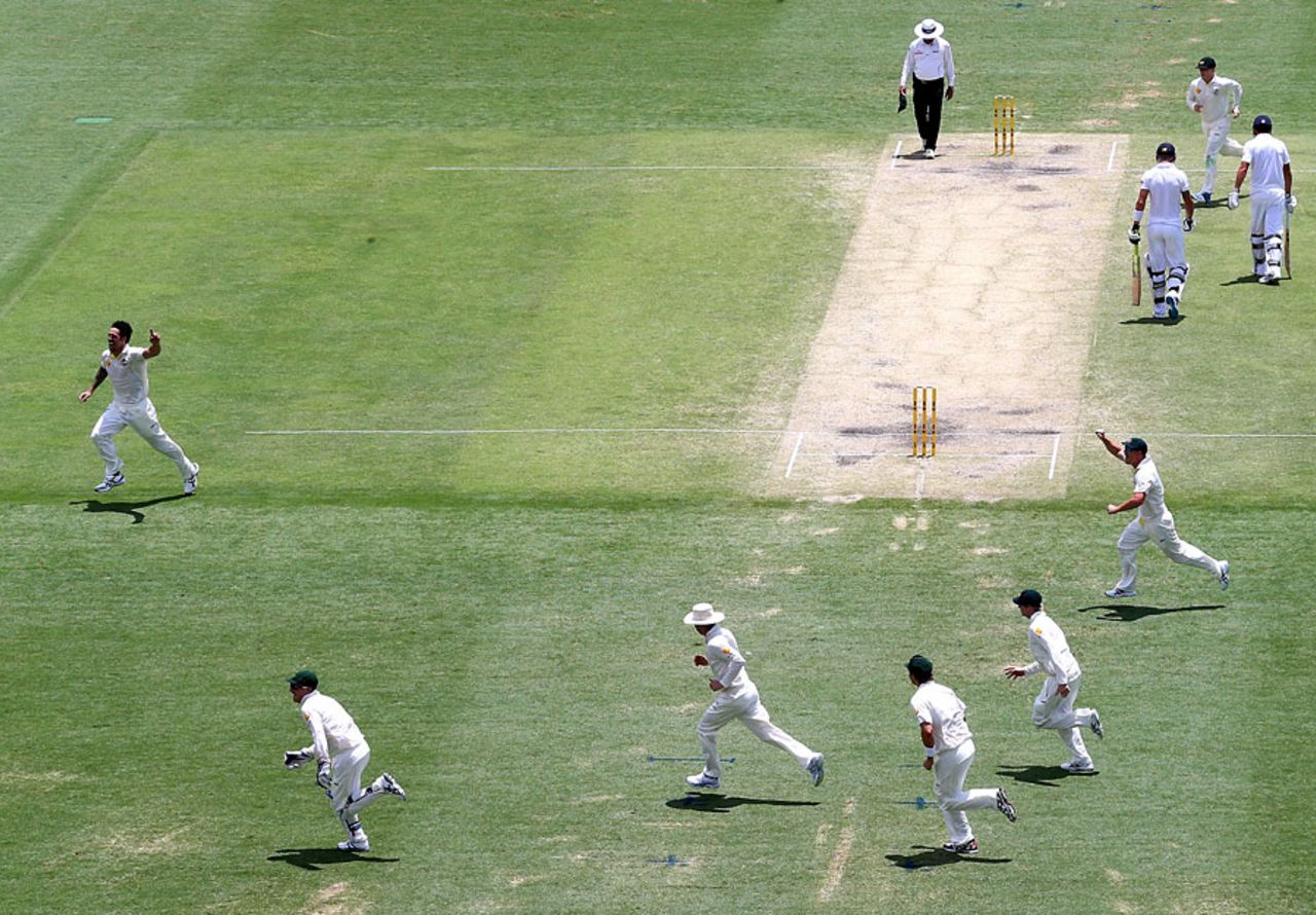The Australian players race after Mitchell Johnson, Australia v England, 1st Test, Brisbane, 4th day, November 24, 2013