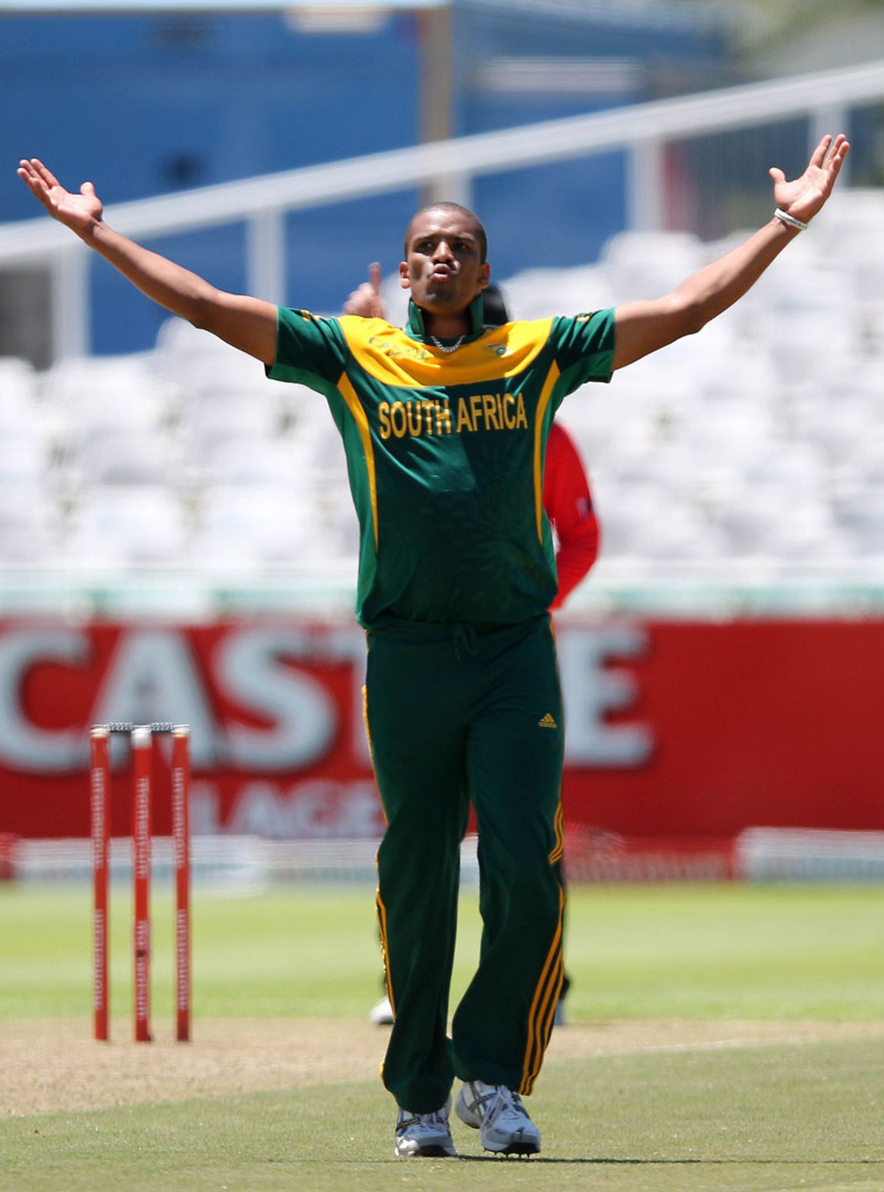 Vernon Philander celebrates after dismissing Umar Akmal, South Africa v Pakistan, 1st ODI, Cape Town, November 24, 2013