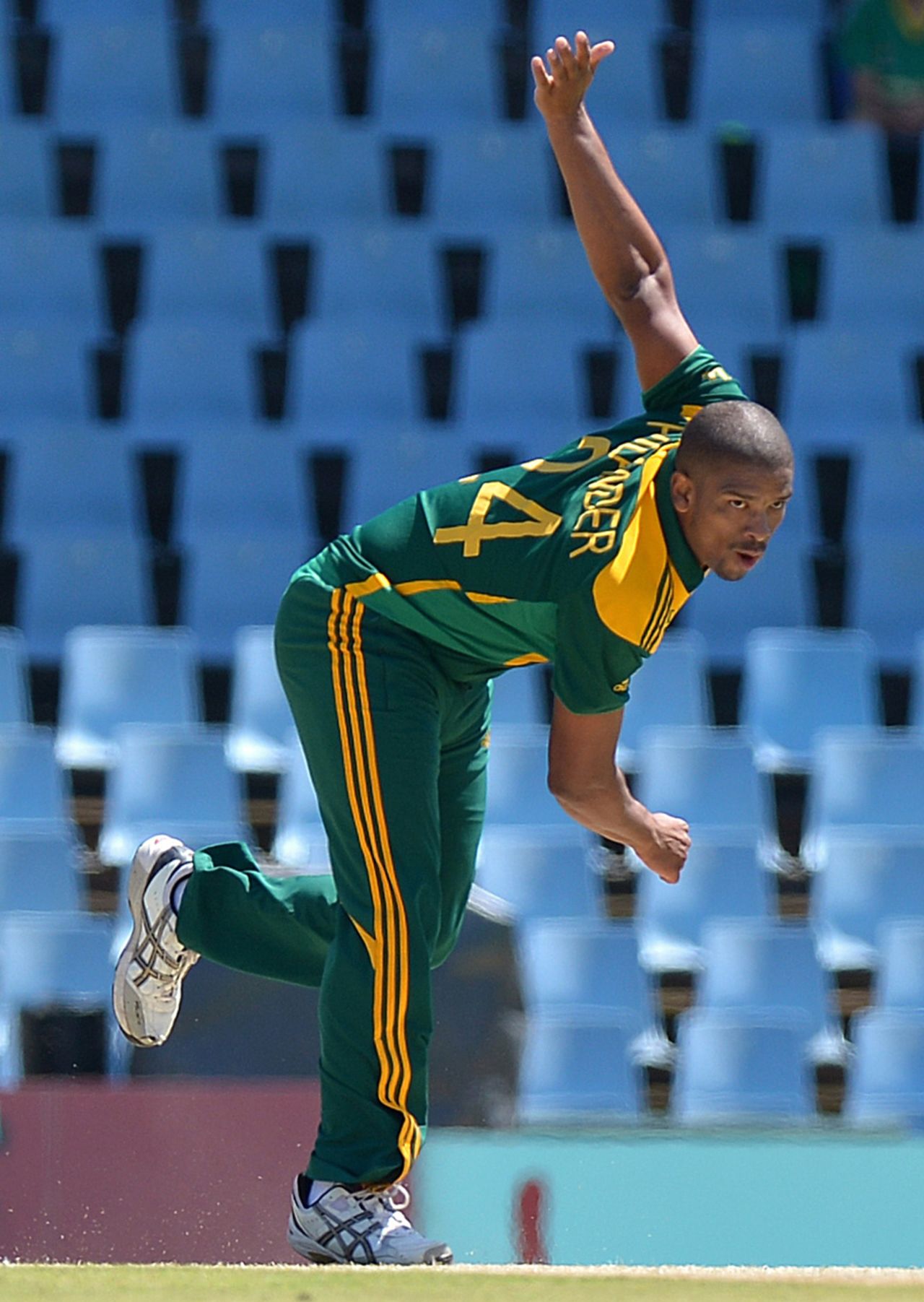 Vernon Philander bowls, South Africa v Pakistan, 3rd ODI, Centurion, November 30, 2013