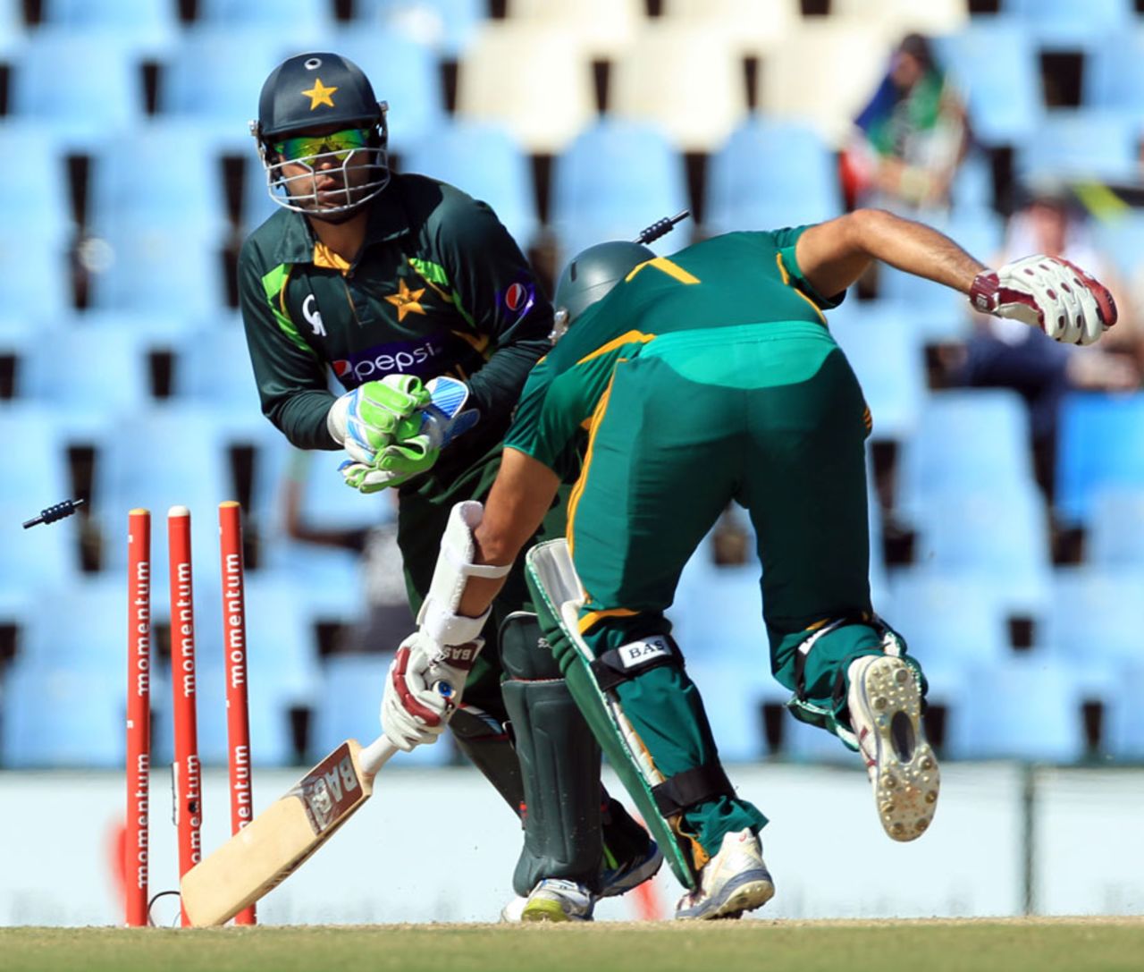 Hashim Amla finds himself just short of his ground, South Africa v Pakistan, 3rd ODI, Centurion, November 30, 2013