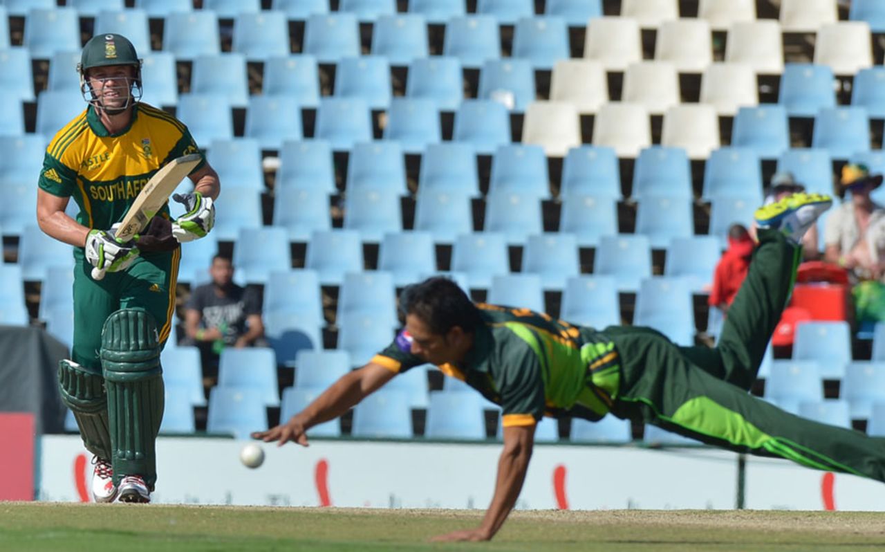 Abdur Rehman attempts to field a ball off AB de Villiers, South Africa v Pakistan, 3rd ODI, Centurion, November 30, 2013