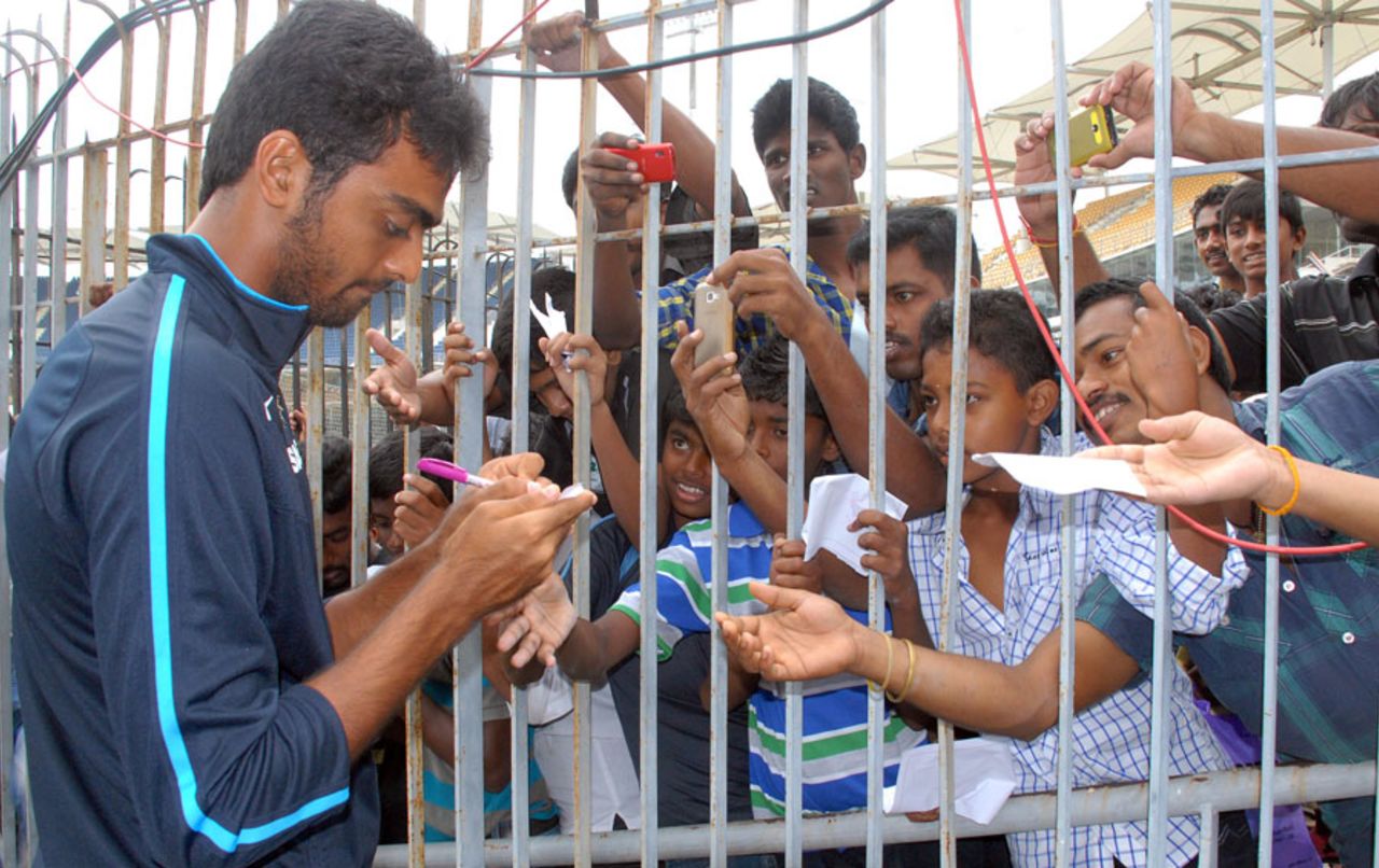 Jaydev Unadkat signs some autographs for the fans, Tamil Nadu v Saurashtra, Ranji Trophy, Group B, Chennai, 4th day, December 1, 2013