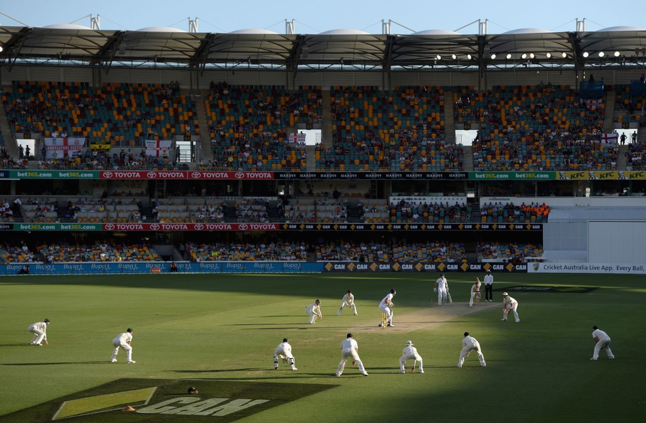 Ryan Harris bowls to Chris Tremlett, Australia v England, 1st Test, Brisbane, 4th day, November 24, 2013
