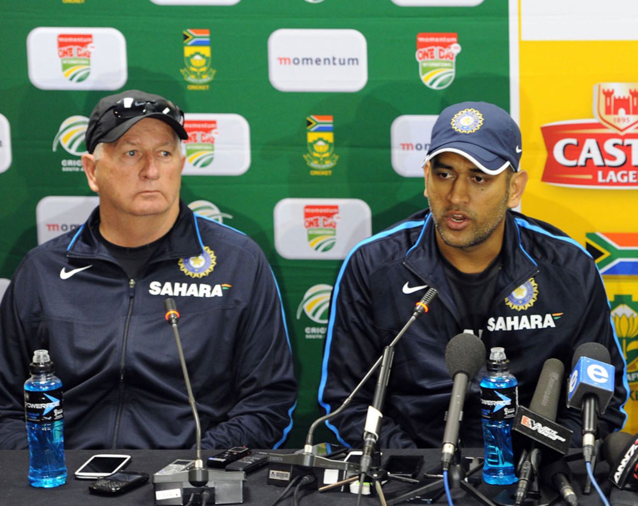 Duncan Fletcher and MS Dhoni at a press conference, Johannesburg, December 2, 2013