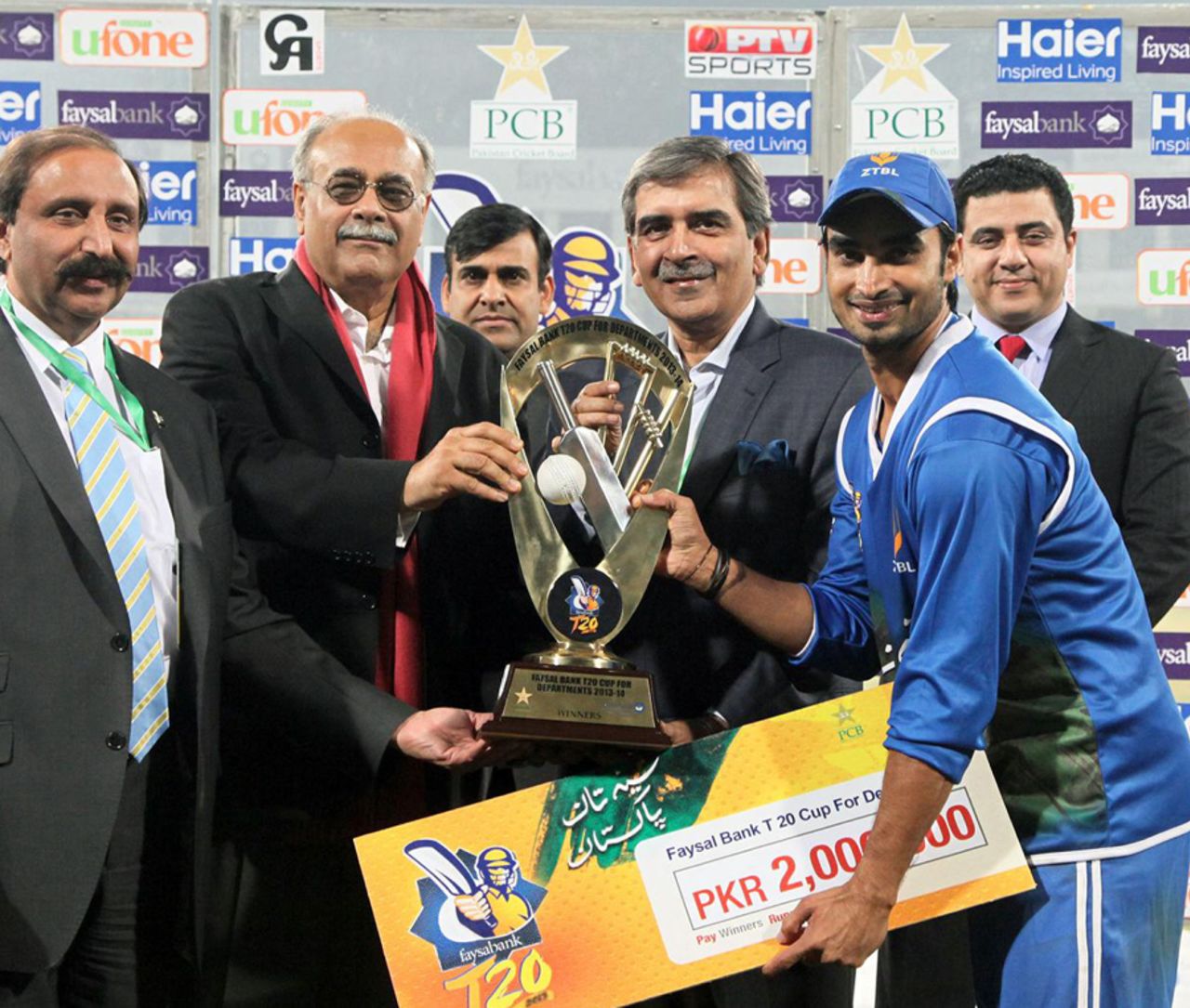 Imran Nazir collects the spoils after ZTBL cruised to victory, Faysal Bank T20 Cup, final, Lahore, December 3, 2013 