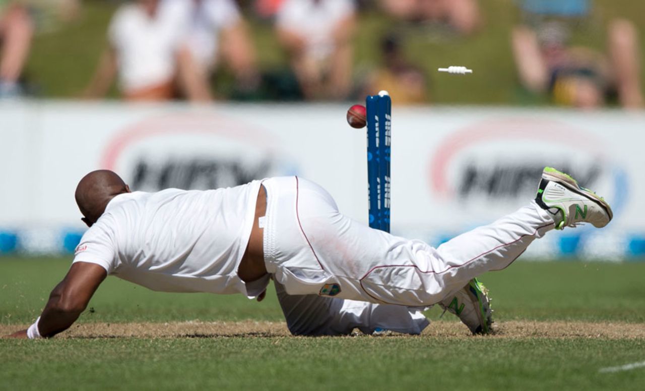 Tino Best flicks a throw at the stumps, New Zealand v West Indies, 1st Test, Dunedin, 2nd day, December 4, 2013