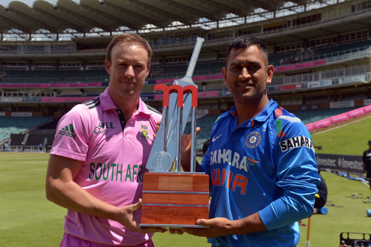 AB de Villiers and MS Dhoni with the tournament trophy, Johannesburg, December 4, 2013