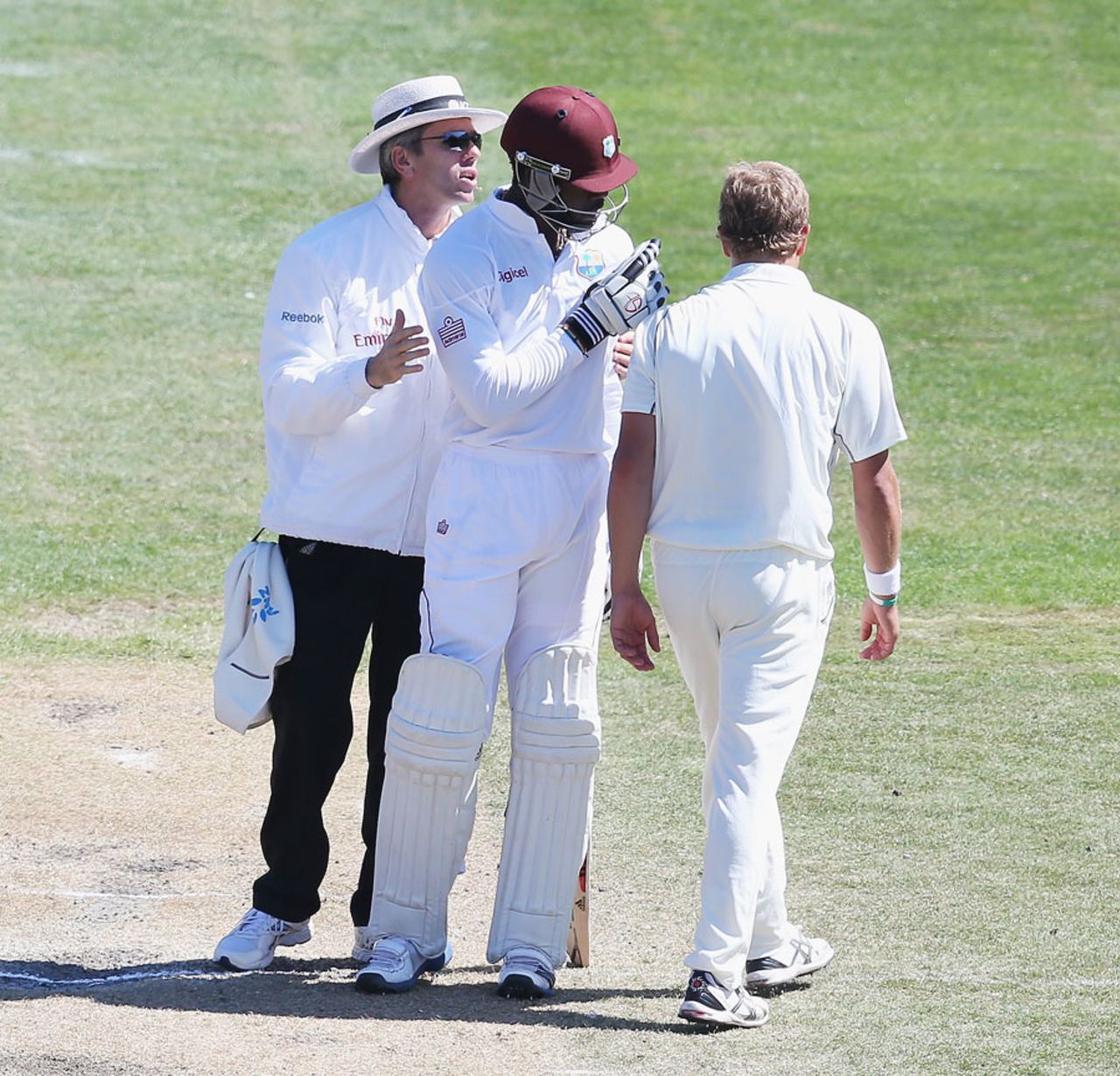 Kirk Edwards and Neil Wagner get into a tiff, New Zealand v West Indies, 1st Test, Dunedin, 3rd day, December 5, 2013
