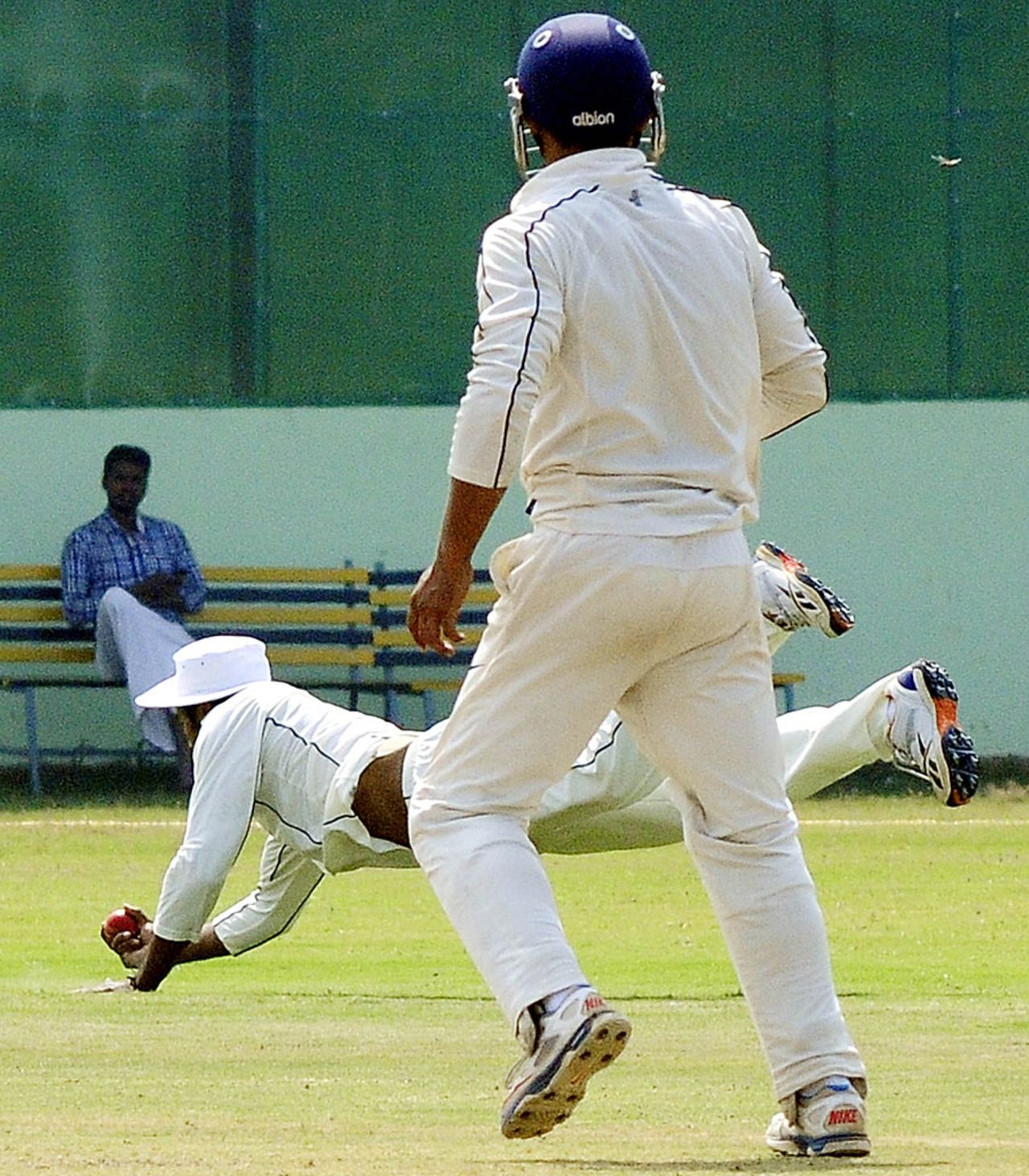 Paras Dogra plucks a diving one-handed catch, Kerala v Himachal Pradesh, Ranji Trophy, Group C, Kannur, 2nd day, December 7, 2013  