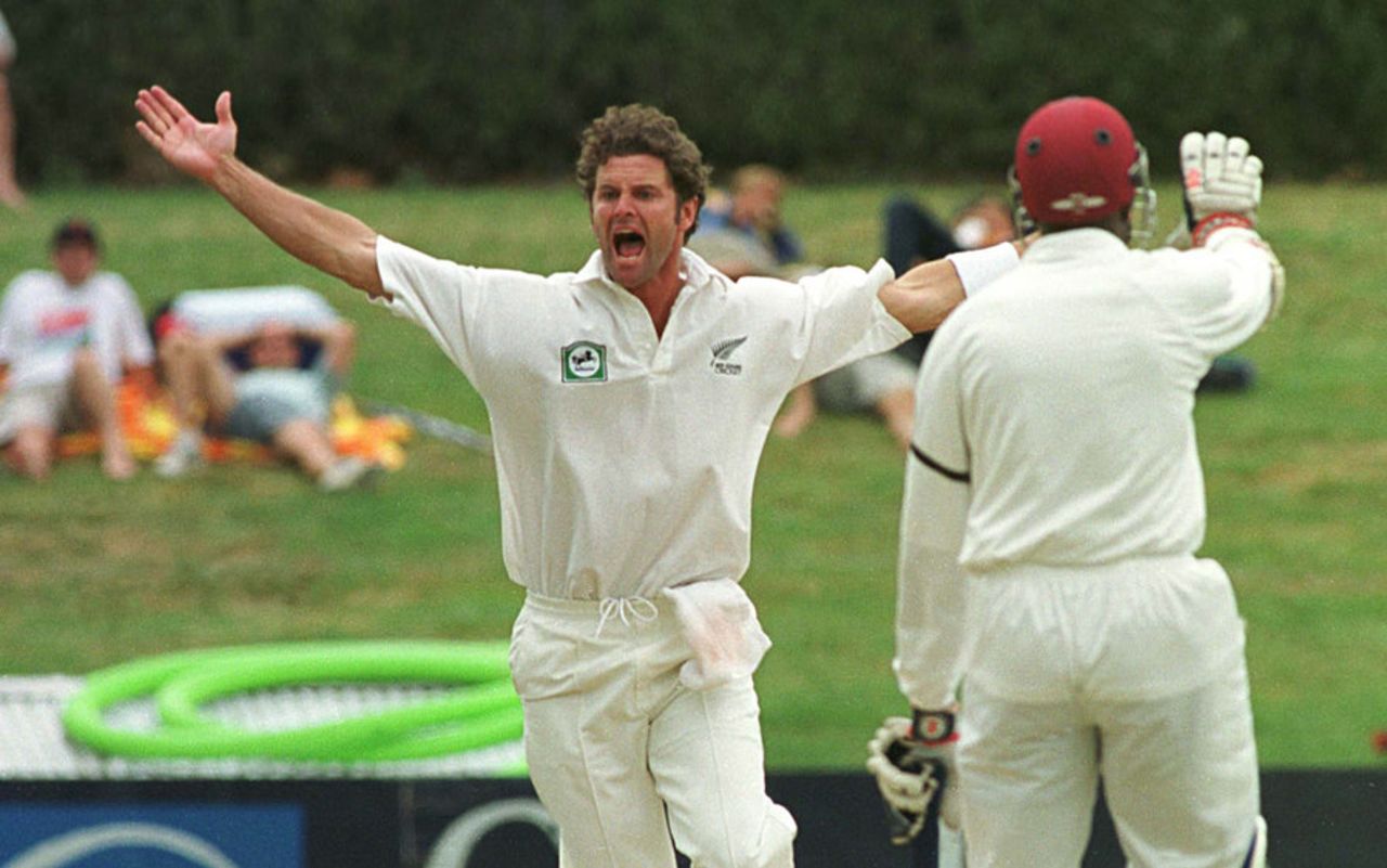 Chris Cairns wins an appeal against Shivnarine Chanderpaul, New Zealand v West Indies, 1st Test, Hamilton, 4th day, December 19, 1999
