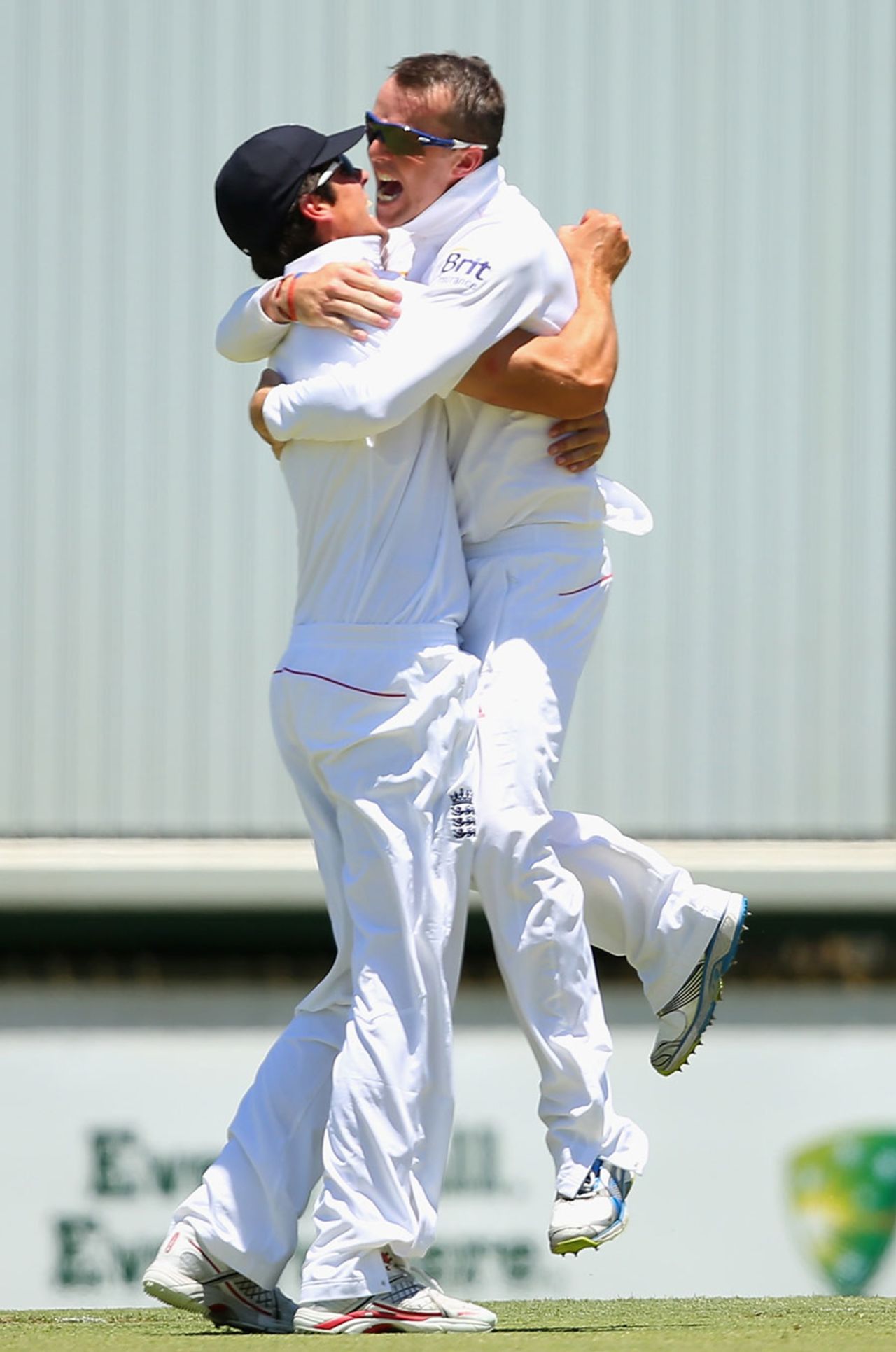 Alastair Cook catches Graeme Swann in his arms, Australia v England, 3rd Test, Perth, 1st day, December 13, 2013