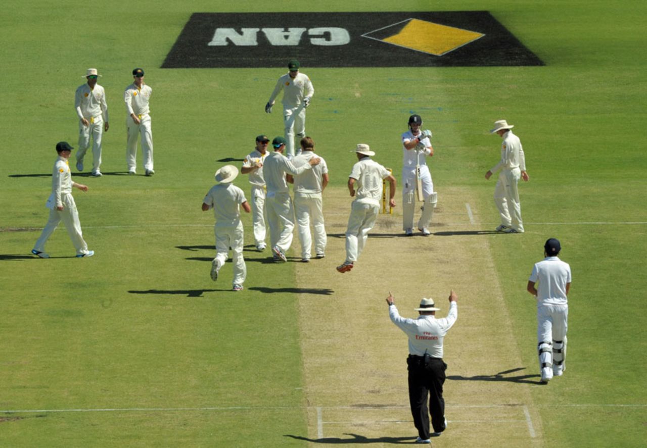 Joe Root's review went in vain, Australia v England, 3rd Test, Perth, 2nd day, December 14, 2013