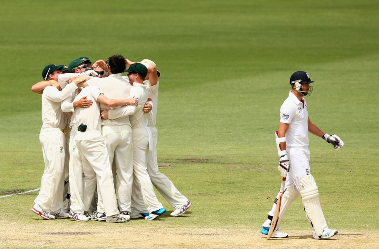 Australia celebrate taking the final wicket, Australia v England, Test, Perth, 5th day, December 17, 2013