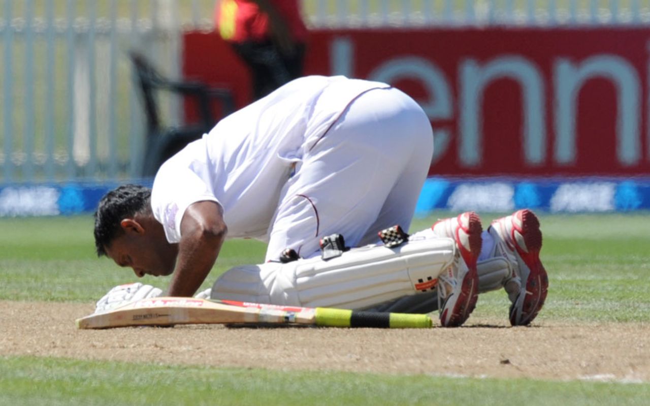 Shivnarine Chanderpaul kisses the turf after hitting a Test ton, New Zealand v West Indies, 3rd Test, Hamilton, 2nd day, December 20, 2013