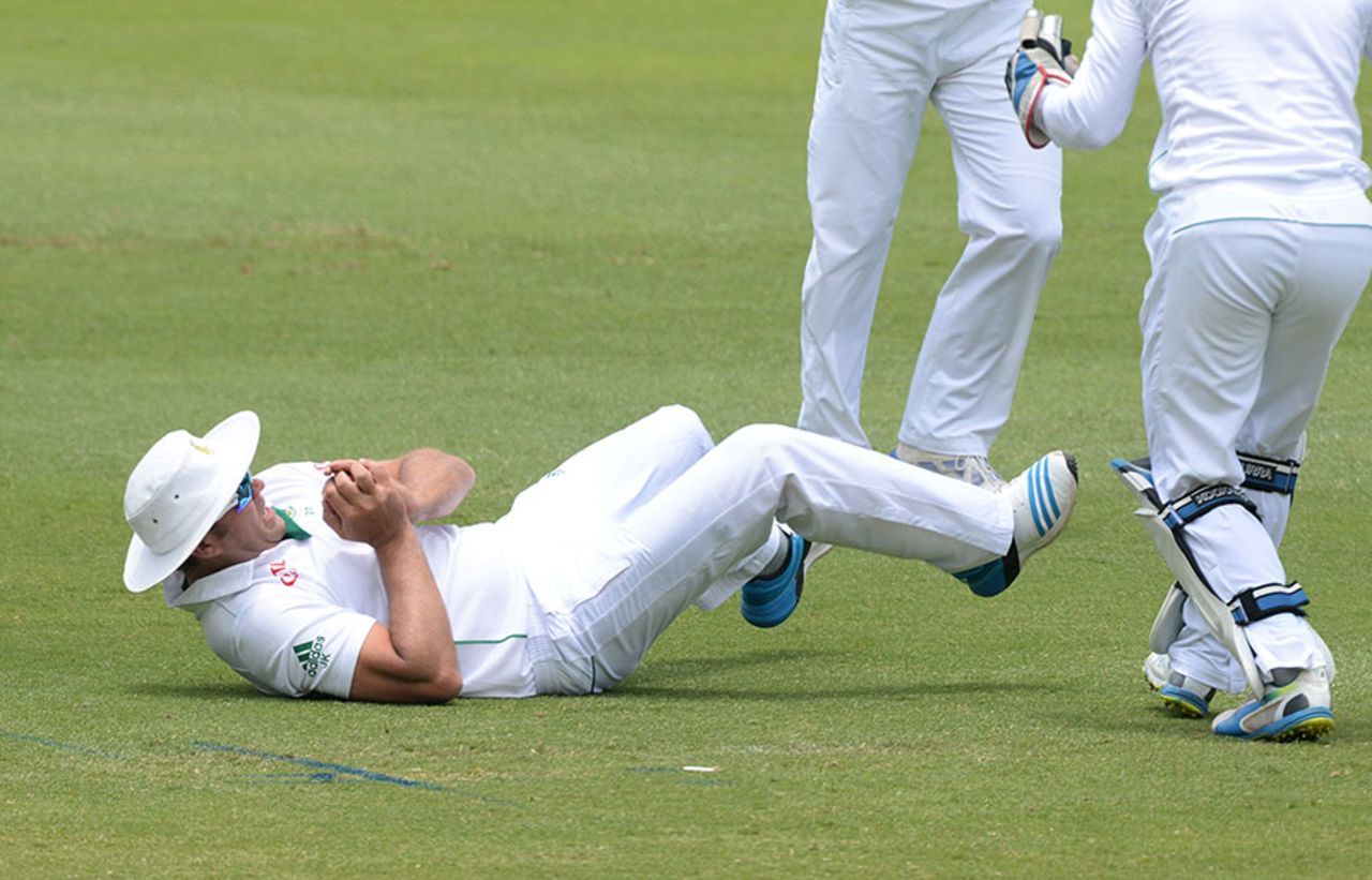 Jacques Kallis catches Shikhar Dhawan to give Vernon Philander his 100th Test wicket, South Africa v India, 1st Test, Johannesburg, 3rd day, December 20, 2013