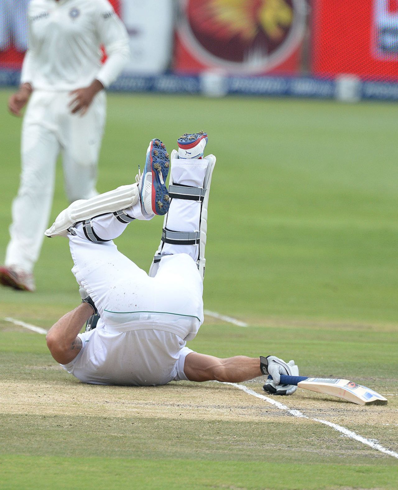 Faf du Plessis is hit in the groin, South Africa v India, 1st Test, Johannesburg, 3rd day, December 20, 2013