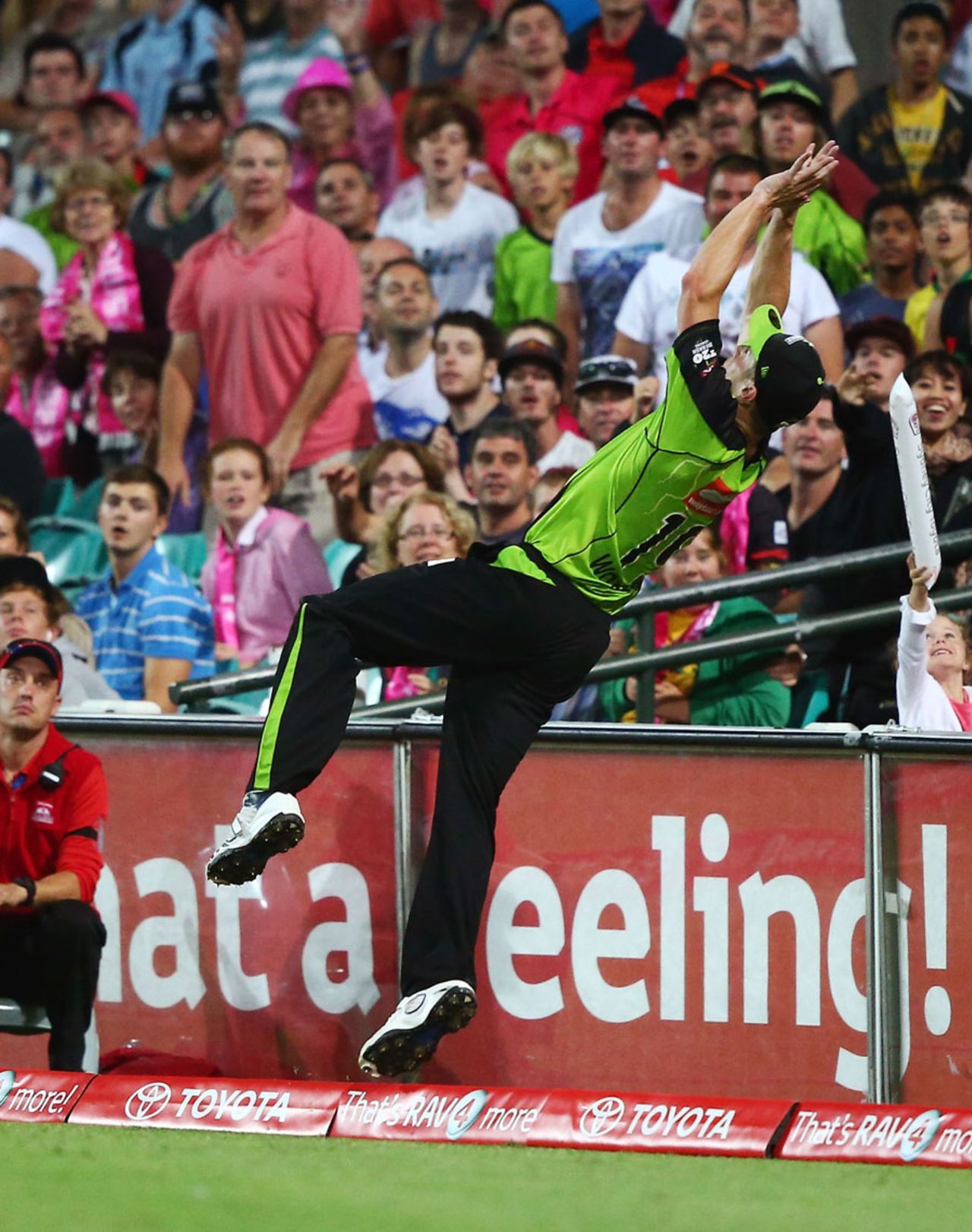 Chris Woakes falls over the boundary attempting a catch, Sydney Sixers v Sydney Thunder, Big Bash League, Sydney, December 21, 2013