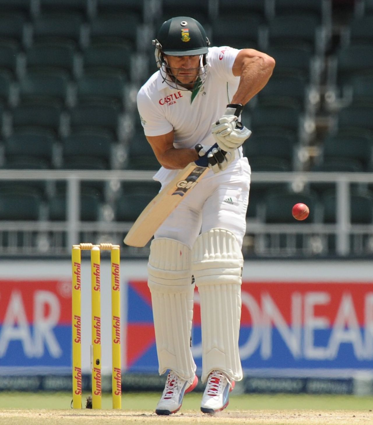 Faf du Plessis gets on his toes to defend, South Africa v India, 1st Test, Johannesburg, 5th day, December 22, 2013