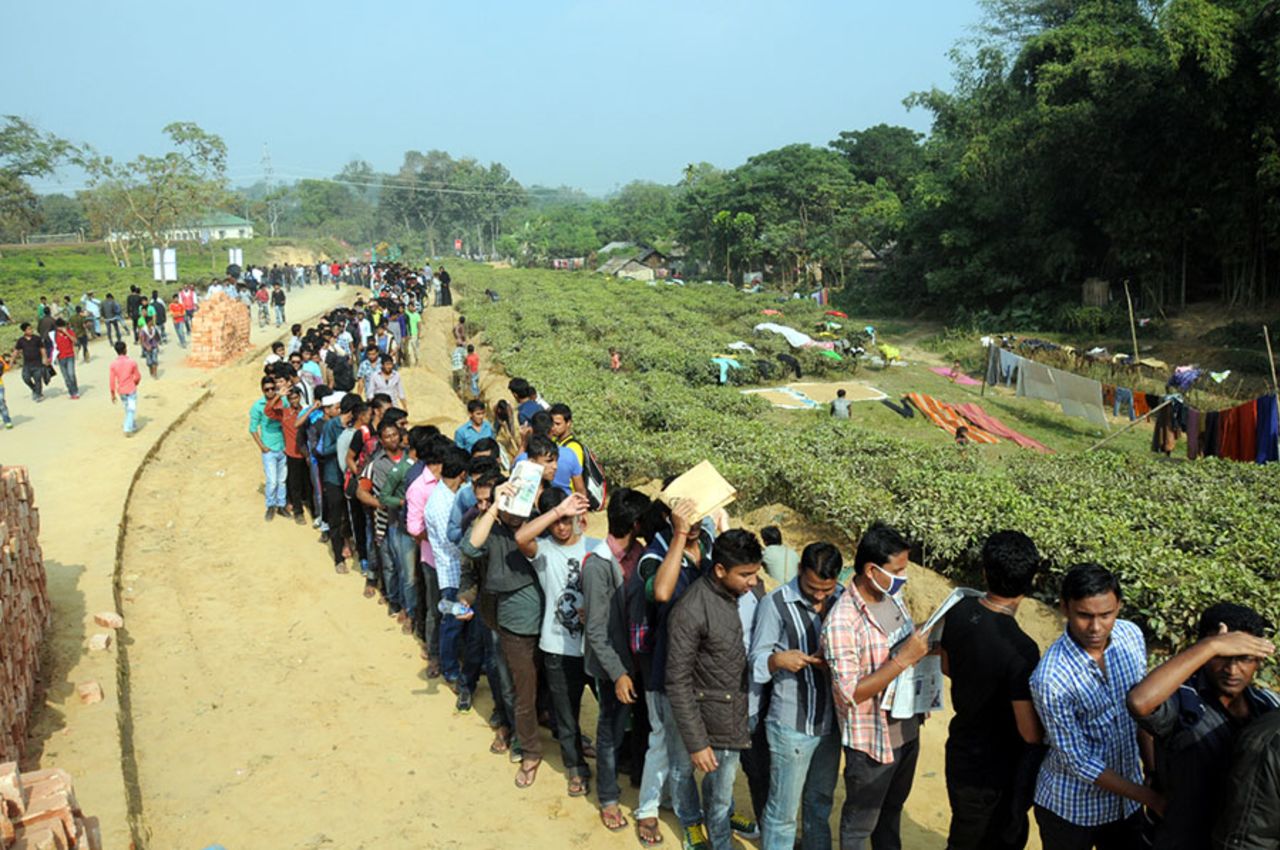 Crowds queue up to enter the Sylhet Stadium, Victory Day T20 Cup, Abahani Limited v UCB-BCB Eleven, Sylhet, December 22, 2013