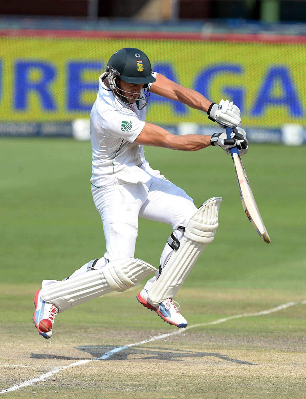 Faf du Plessis goes airborne, South Africa v India, 1st Test, Johannesburg, 5th day, December 22, 2013