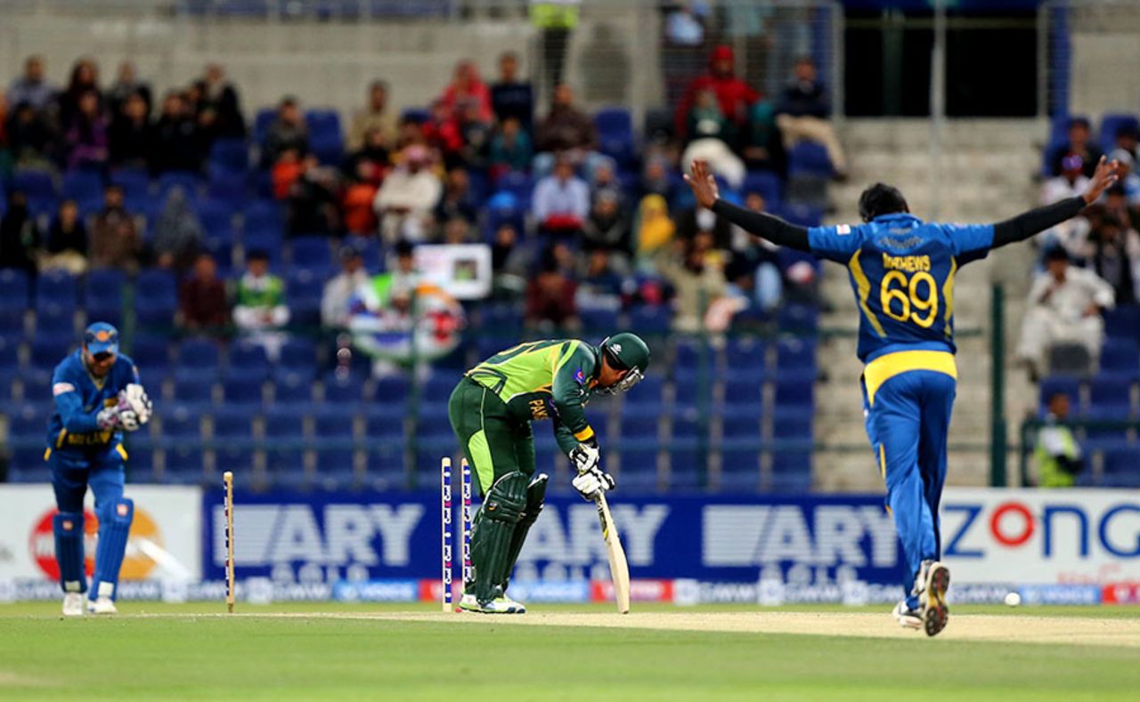 Angelo Mathews bowls Sharjeel Khan, Pakistan v Sri Lanka, 4th ODI, Abu Dhabi, December 25, 2013
