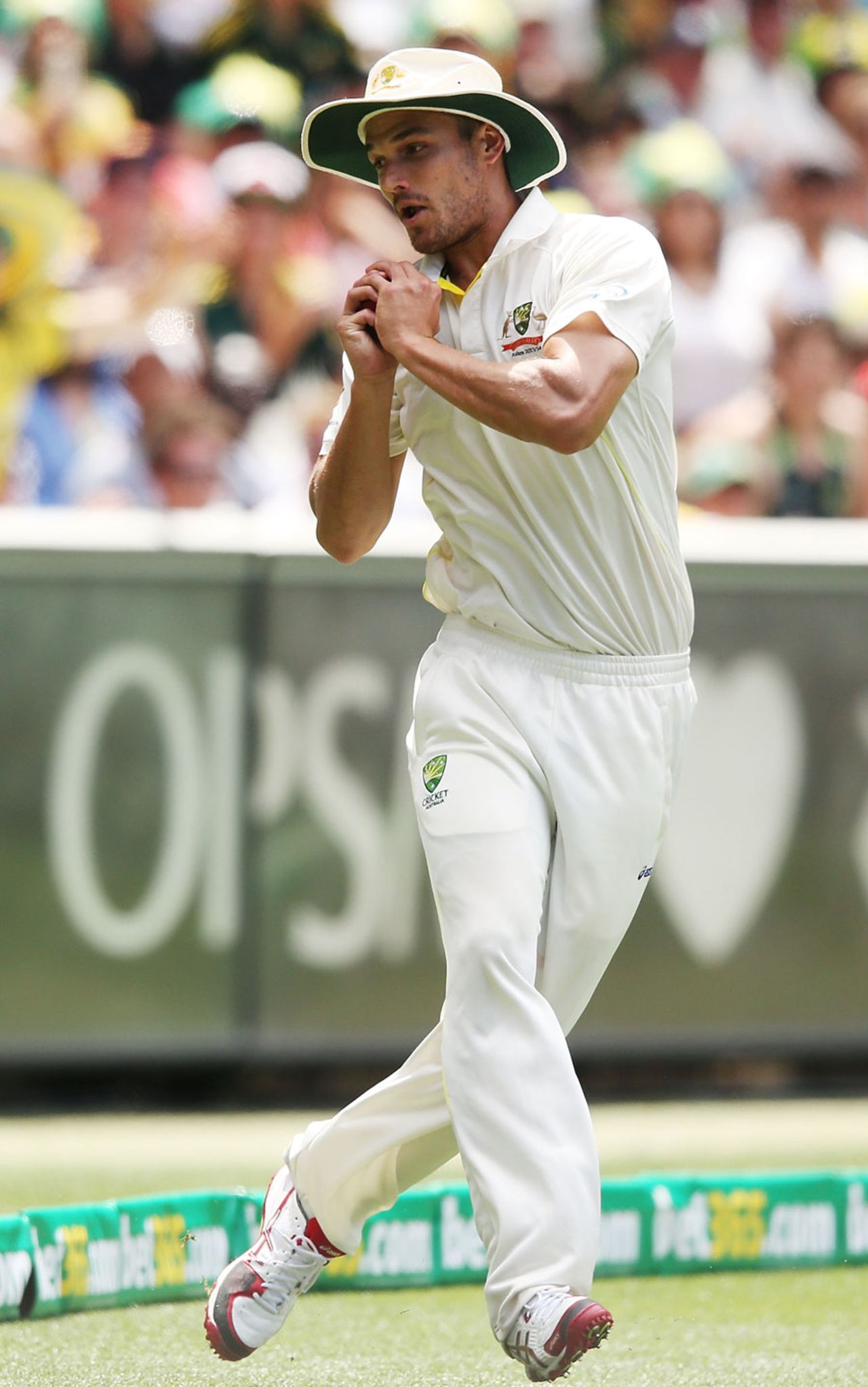 Nathan Coulter-Nile clutched hold of Kevin Pietersen's pull shot, Australia v England, 4th Test, Melbourne, 1st day, December 26, 2013