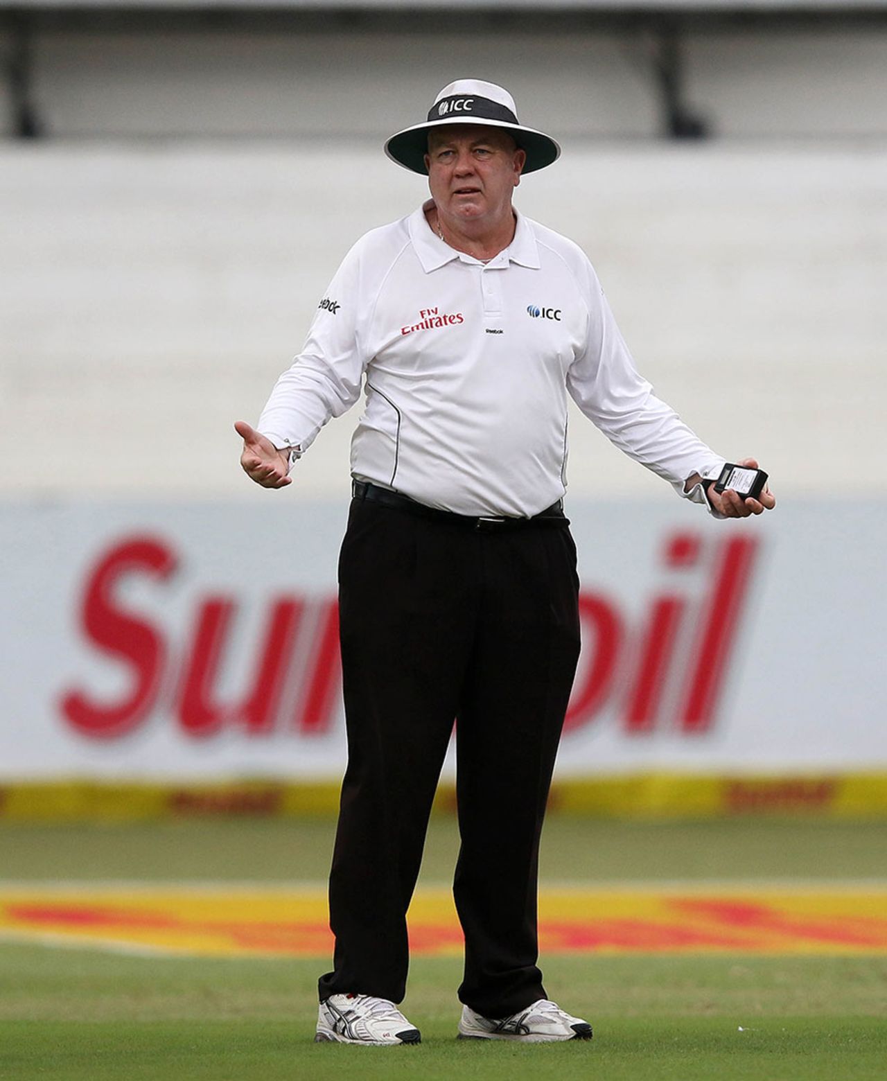 Umpire Steve Davis stopped play for bad light at 3.35 pm, South Africa v India, 2nd Test, Durban, 1st day, December 26, 2013