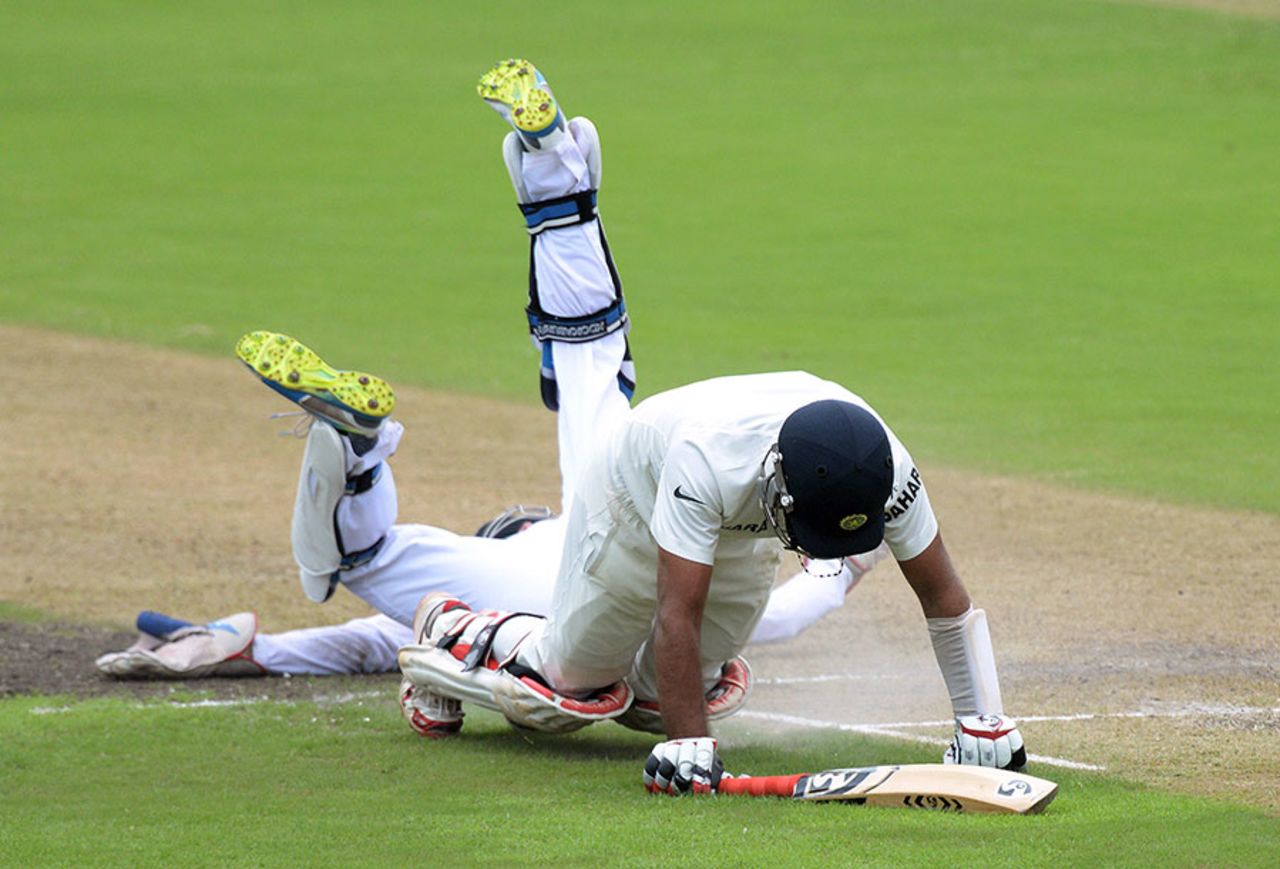 Cheteshwar Pujara collides with AB de Villiers, South Africa v India, 2nd Test, Durban, 1st day, December 26, 2013