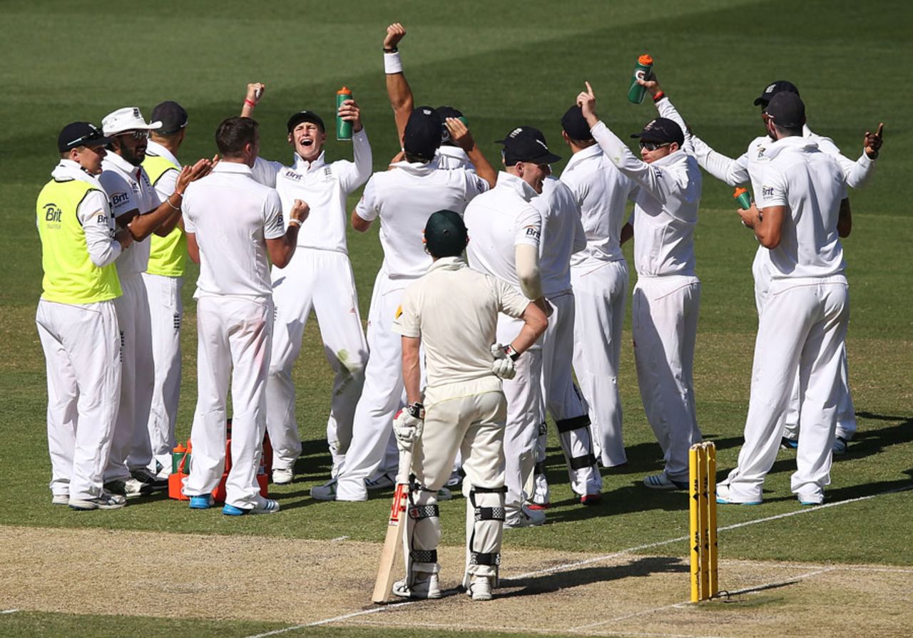 England greet the decision to give George Bailey out on review, Australia v England, 4th Test, Melbourne, 2nd day, December 27, 2013
