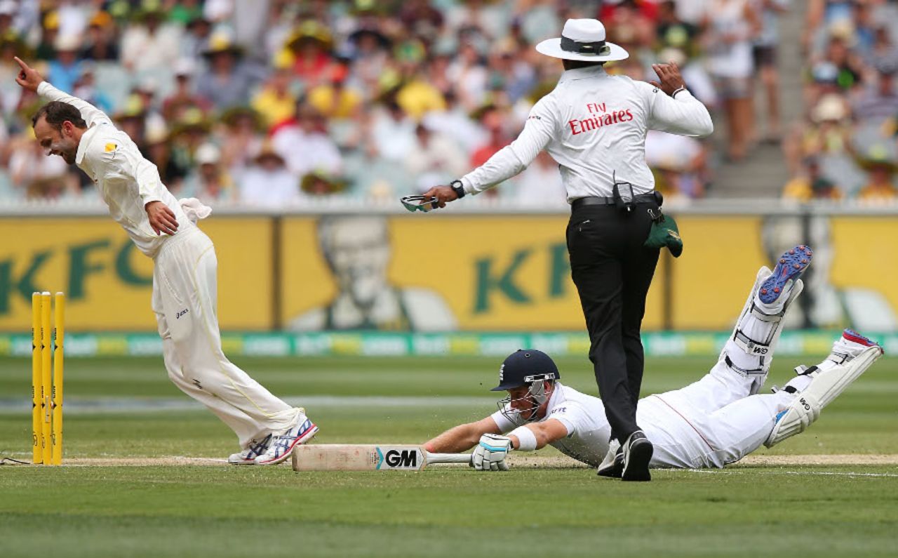 Joe Root is beaten by a direct hit, Australia v England, 4th Test, Melbourne, 3rd day, December 28, 2013