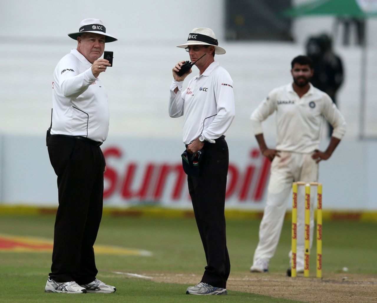 Umpires Steve Davis and Rod Tucker have a look at the light meter, South Africa v India, 2nd Test, Durban, 3rd day, December 28, 2013