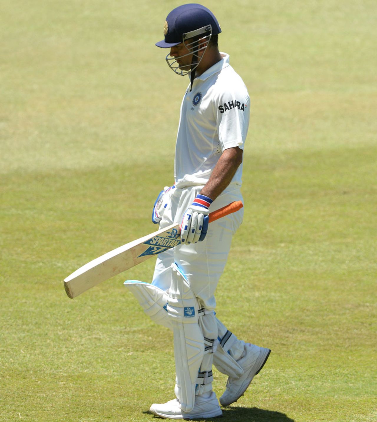 MS Dhoni walks back solemnly to the pavilion, South Africa v India, 2nd Test, Durban, 4th day, December 29, 2013