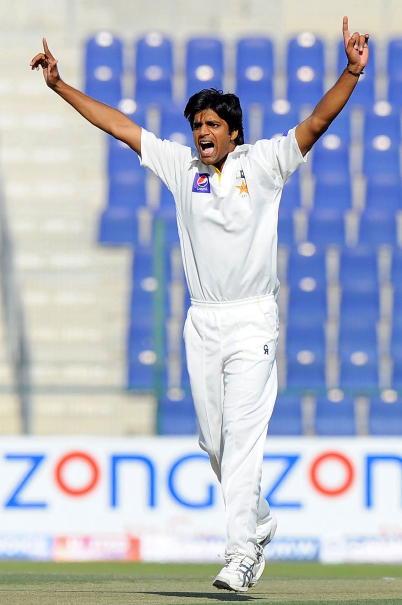 Rahat Ali appeals for a wicket, Pakistan v Sri Lanka, 1st Test, Abu Dhabi, 1st day, December 31, 2013