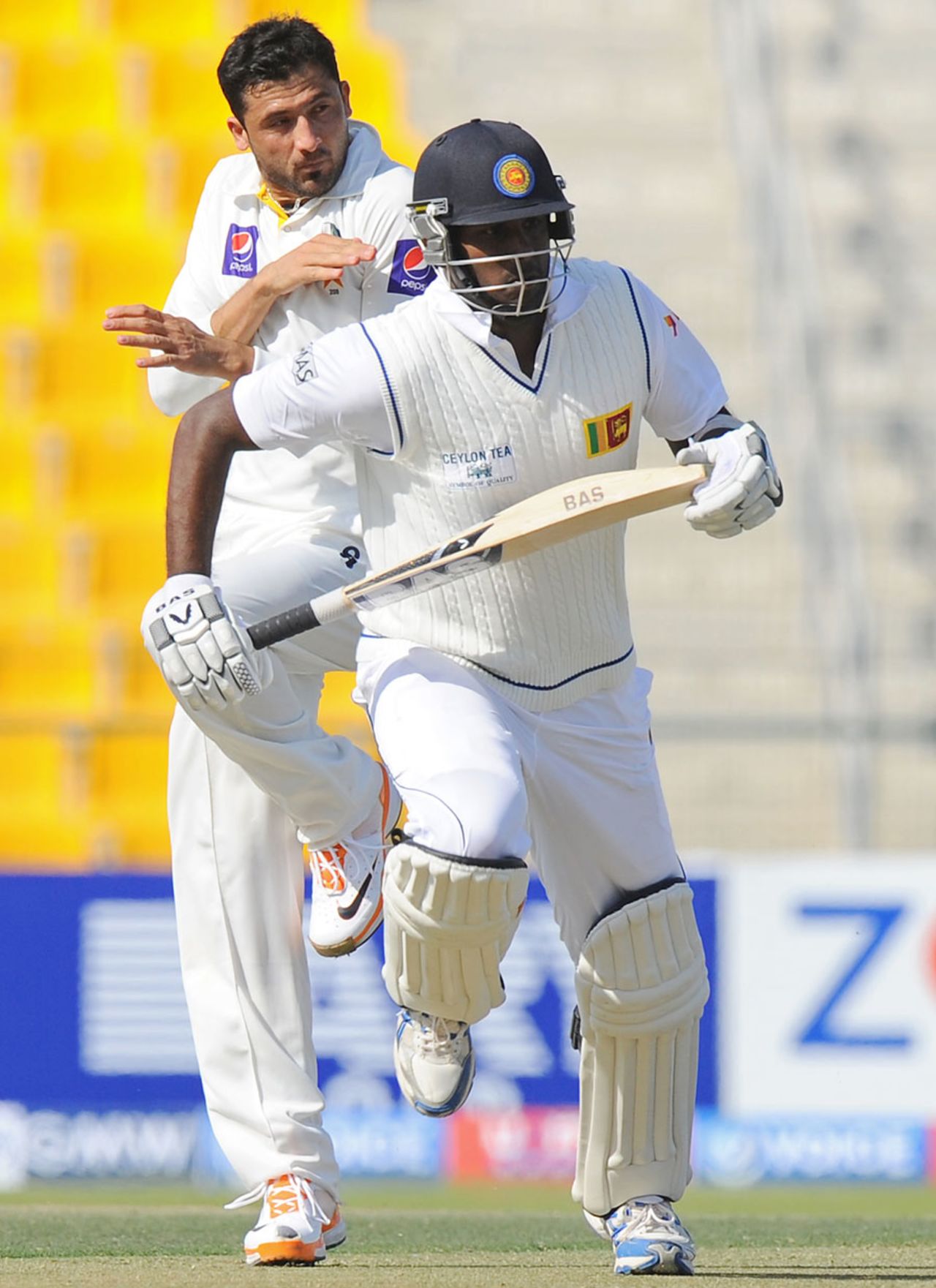 Angelo Mathews runs between the wickets, Pakistan v Sri Lanka, 1st Test, Abu Dhabi, 1st day, December 31, 2013