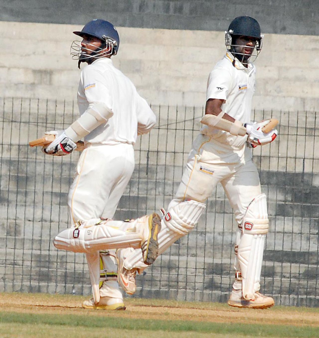 Dinesh Karthik and Abhinav Mukund run between the wickets, Tamil Nadu v Bengal, Ranji Trophy, Group B, Chennai, 2nd day,  December 31, 2013