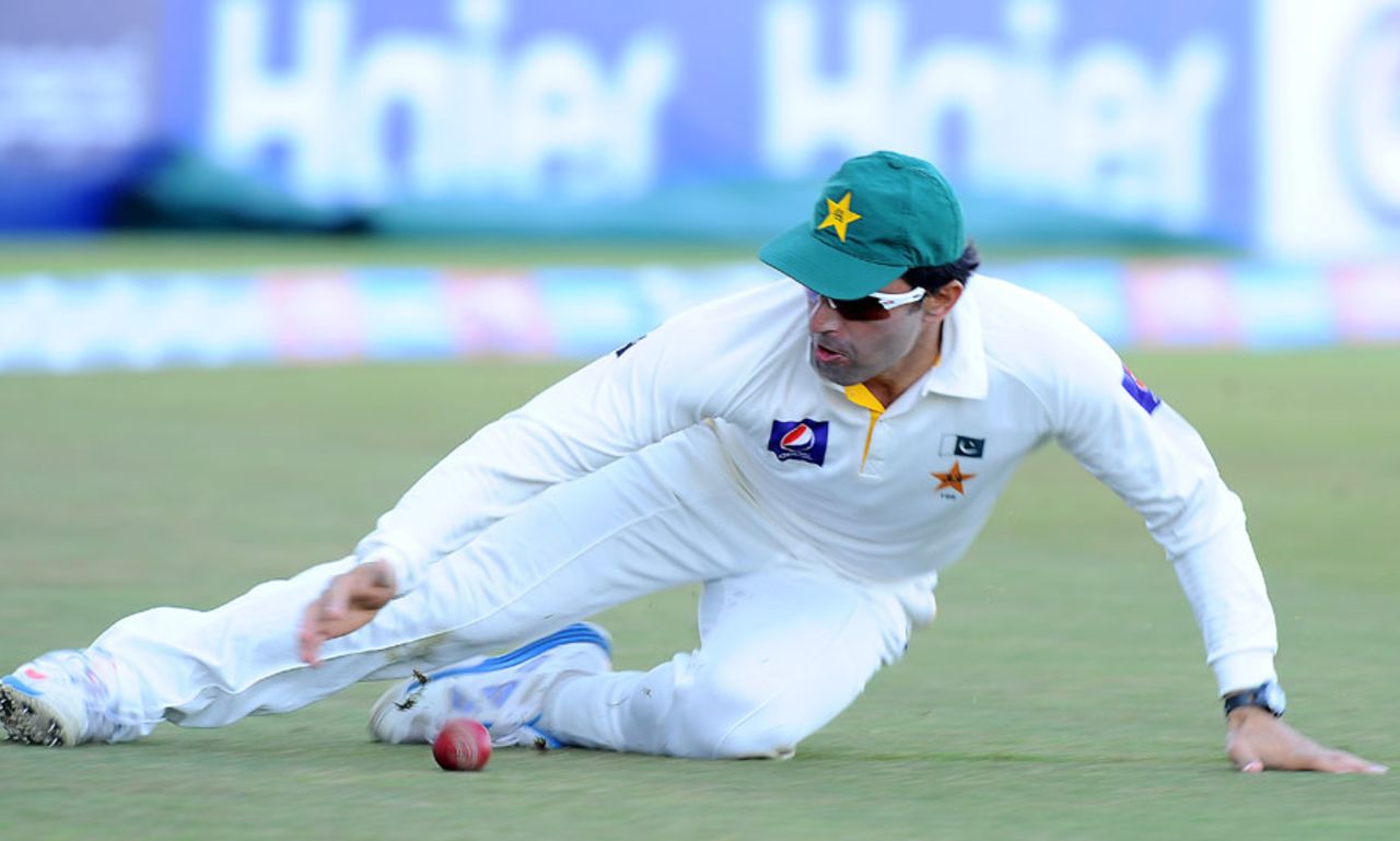 Misbah-ul-Haq stops a boundary, Pakistan v Sri Lanka, 1st Test, 4th day, Abu Dhabi, January 3, 2014