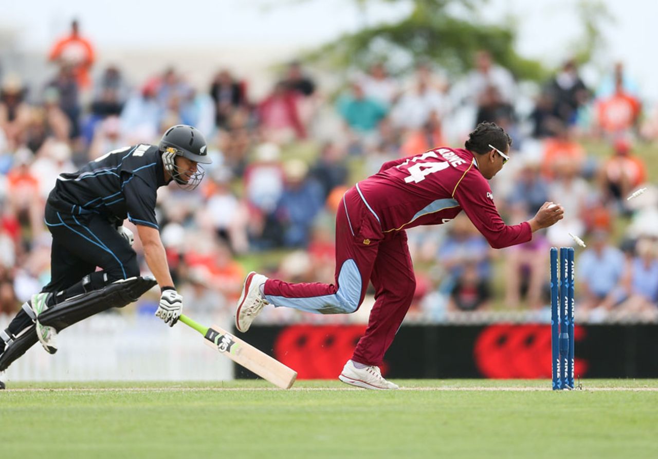 Sunil Narine runs out Ross Taylor, New Zealand v West Indies, 4th ODI, Nelson, January 4, 2014