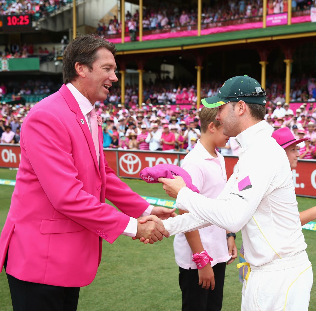Michael Clarke hands his pink cap to Glenn McGrath, Australia v England, 5th Test, Sydney, 3rd day, January 5, 2014