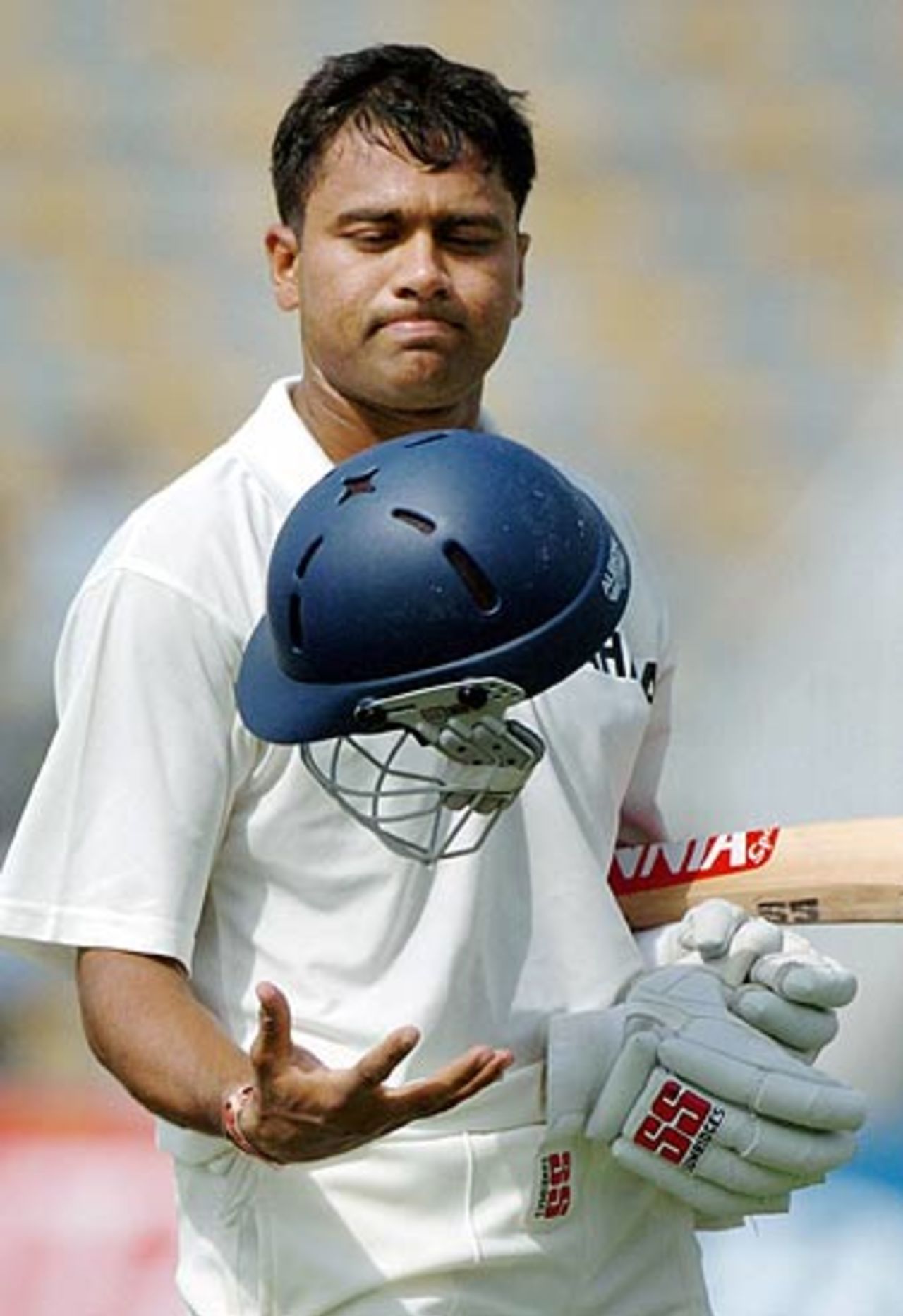 An iffy decision does Aakash Chopra in, and India have a mountain to climb, Pakistan v India, 2nd Test, Lahore, 3rd day, April 7, 2004