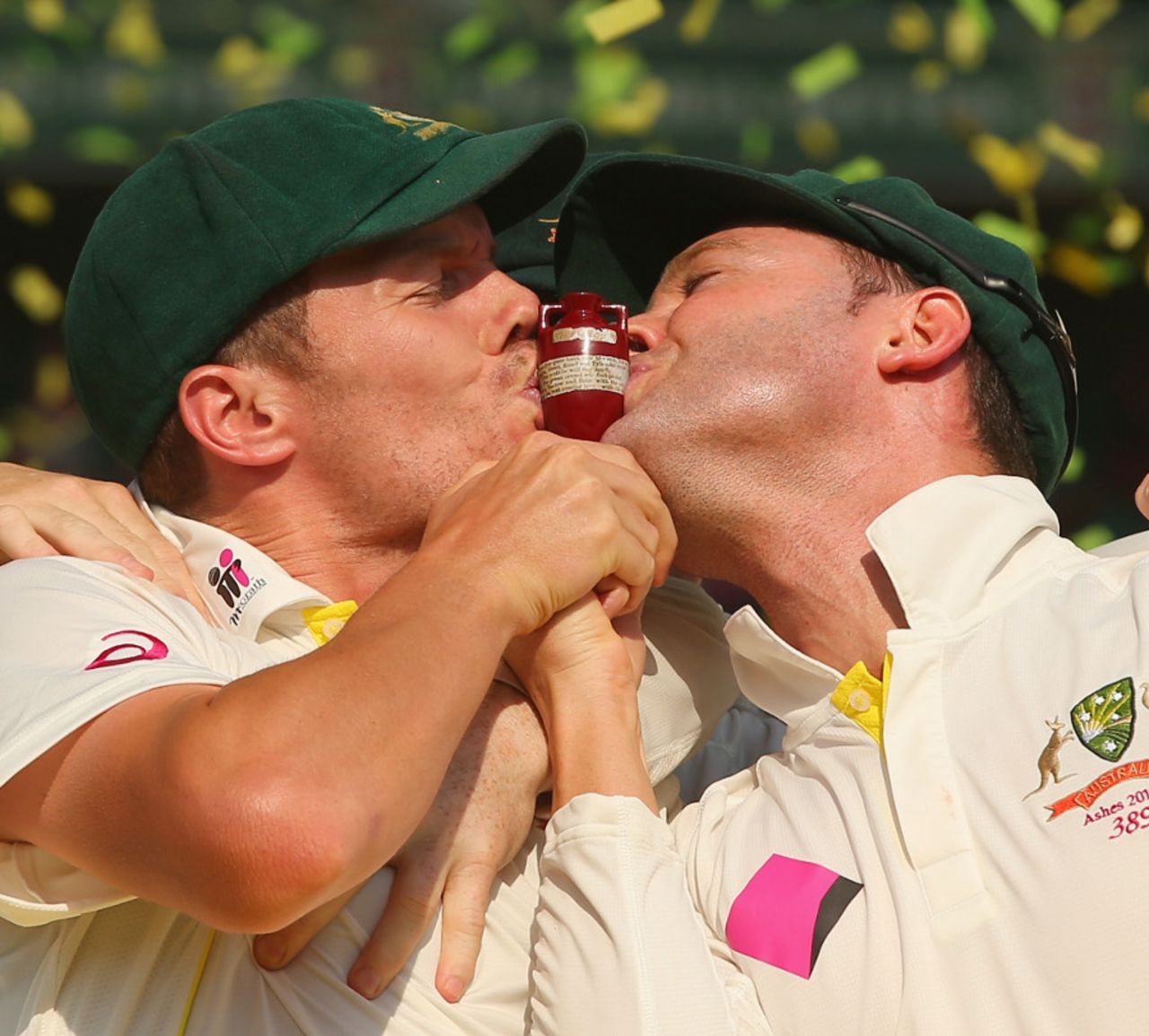 Michael Clarke and Peter Siddle show their affection for the urn, Australia v England, 5th Test, Sydney, 3rd day, January 5, 2014