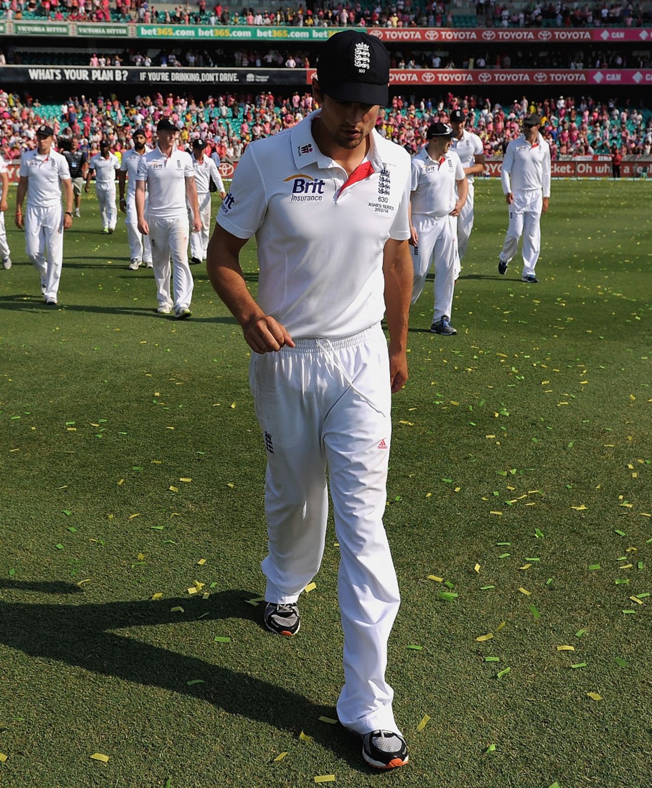 A dejected Alastair Cook leads his team around the outfield, Australia v England, 5th Test, Sydney, 3rd day, January 5, 2014