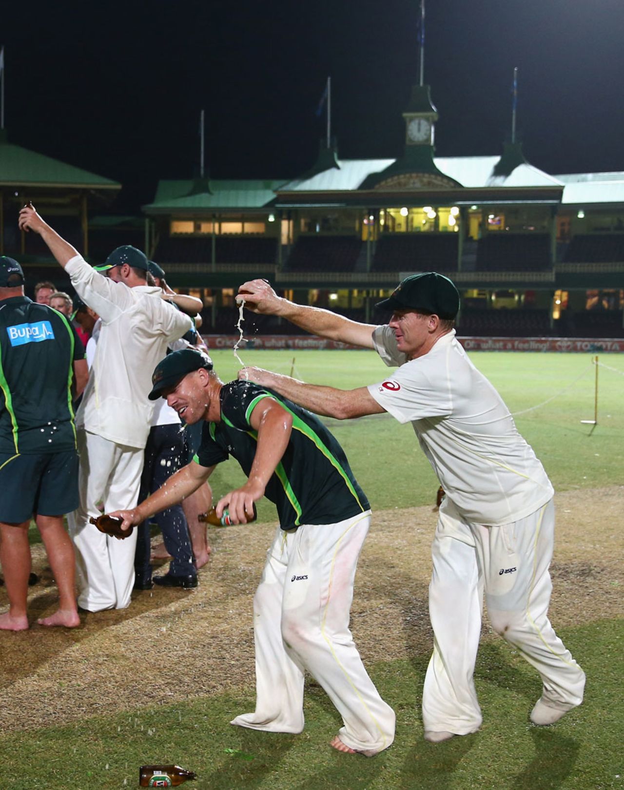 Chris Rogers playfully dumps beer on David Warner, Australia v England, 5th Test, Sydney, 3rd day, January 5, 2014