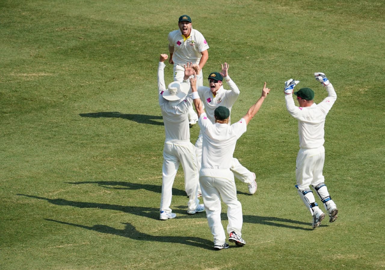Australia celebrate after Michael Clarke took the final catch, Australia v England, 5th Test, Sydney, 3rd day, January 5, 2014